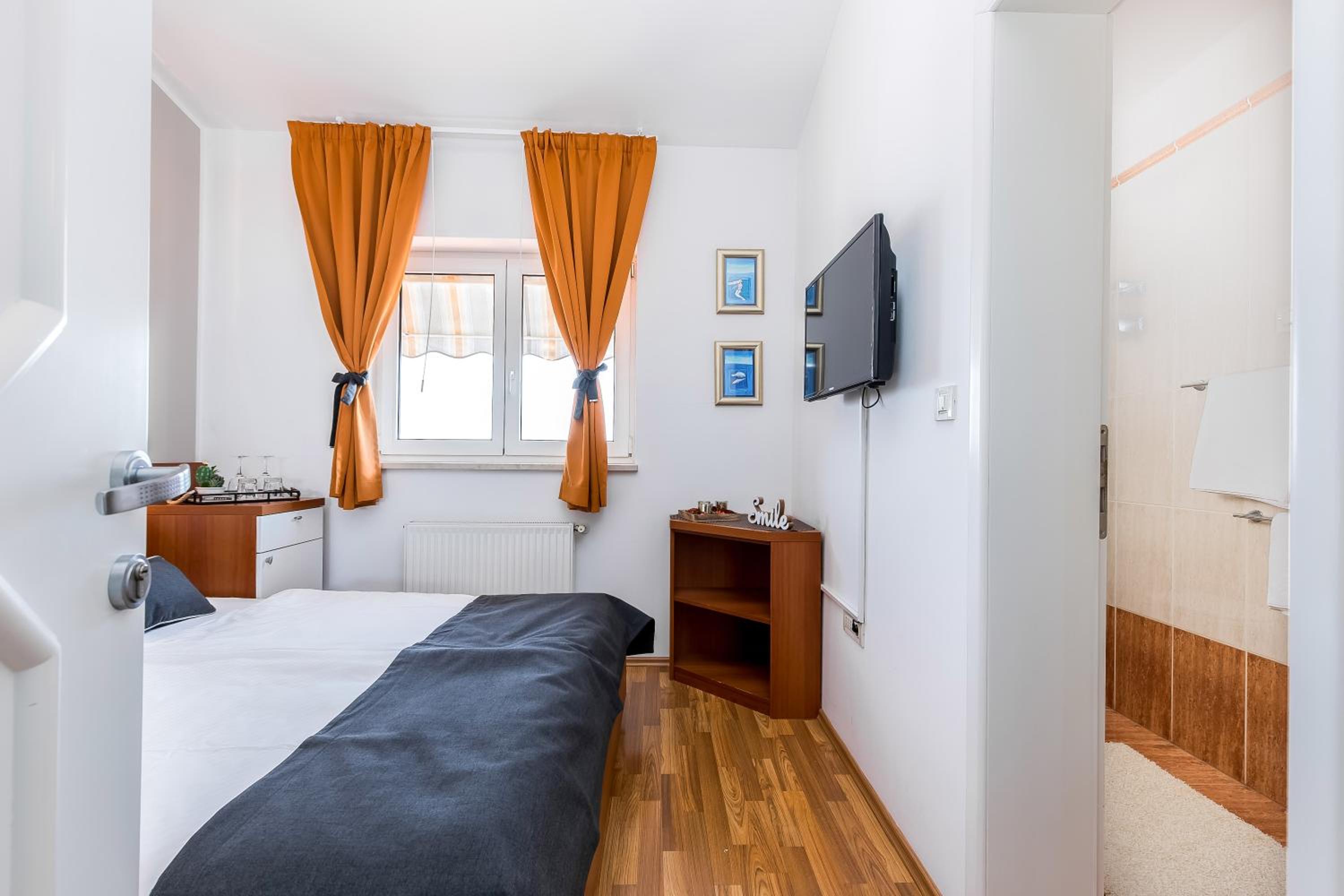 Small Double Room - Photo 2