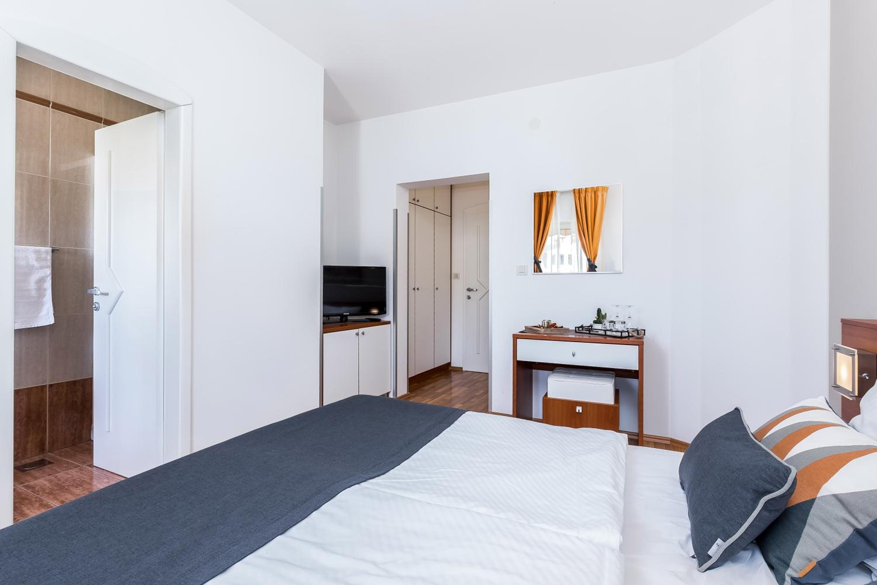 Standard Double Room with Courtyard View - Photo 4