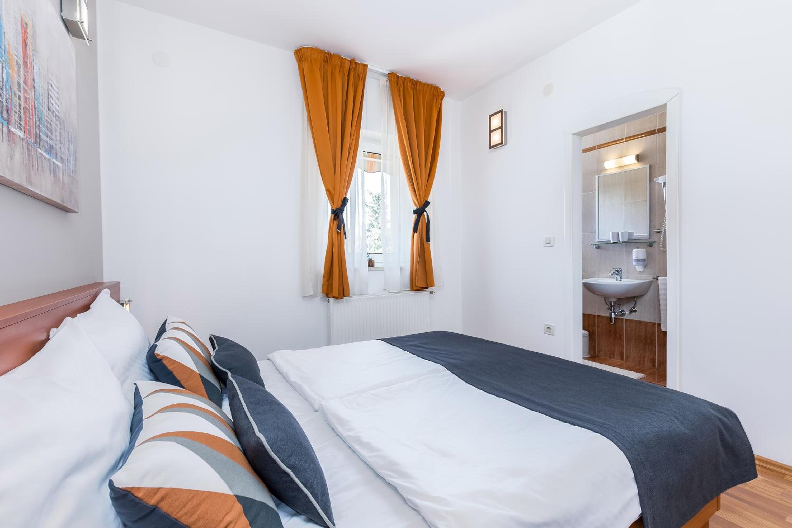 Standard Double Room with Courtyard View - Photo 3