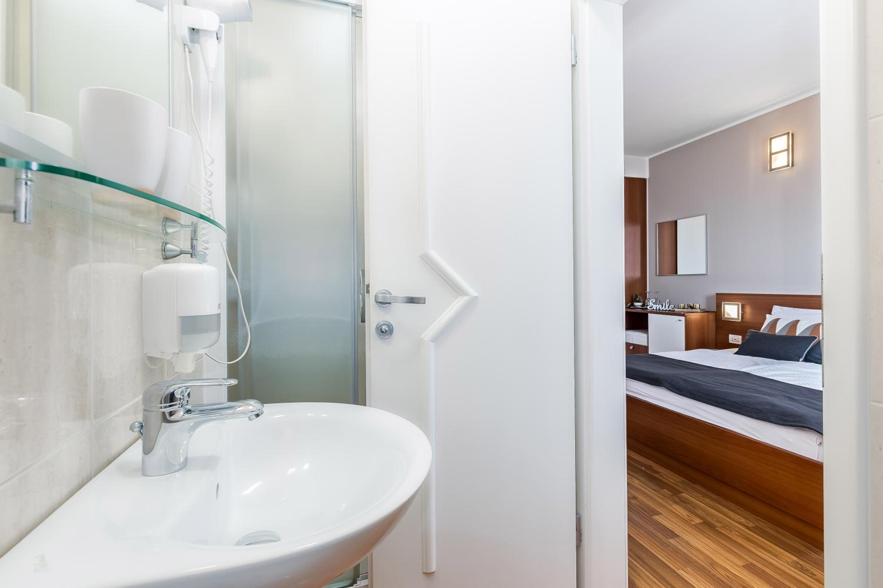 Standard Double Room - Photo 6