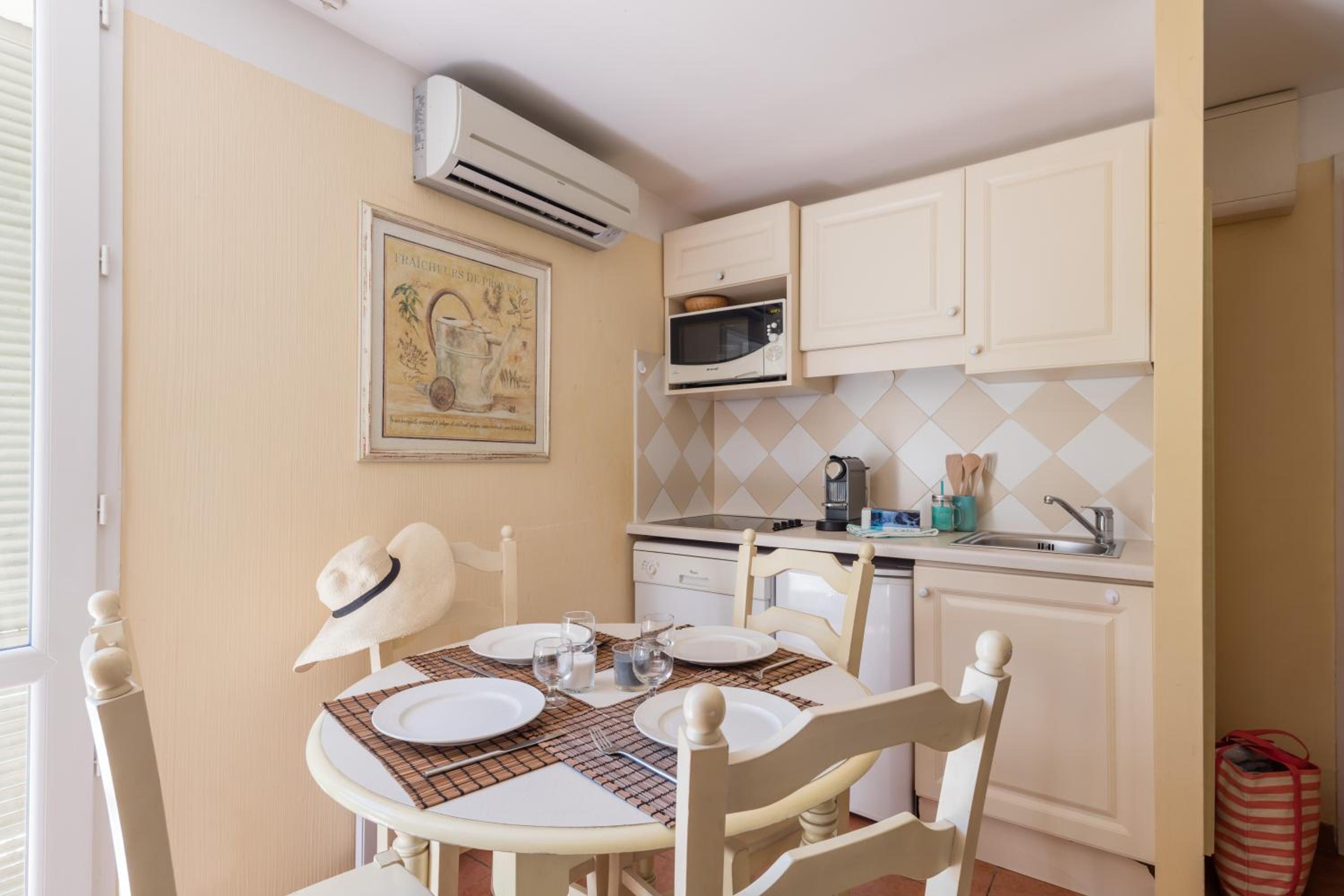 Superior One-Bedroom Apartment with Terrace (4 People) - Garden Level - Photo 4