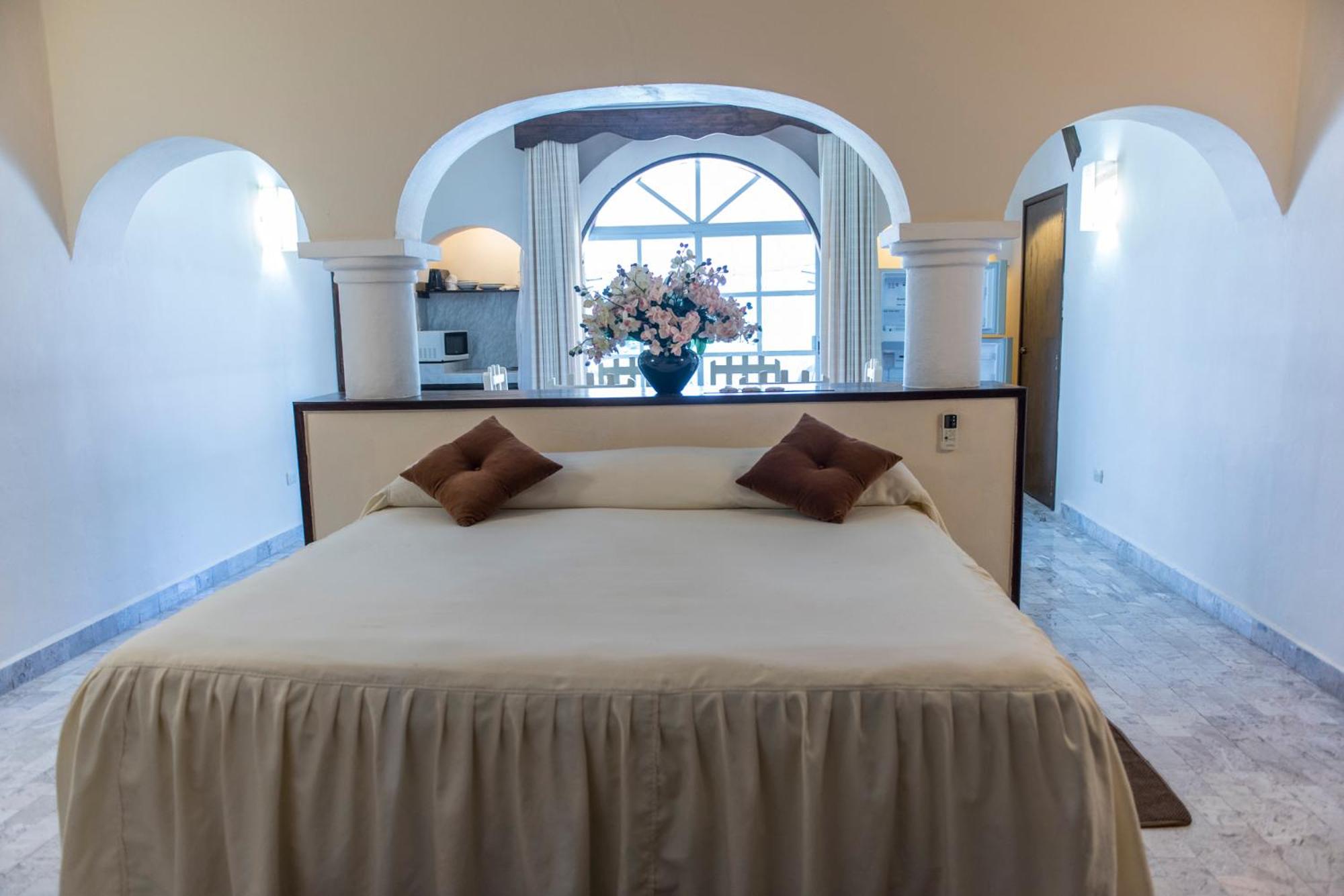 Deluxe Double Room with Bath - Photo 10