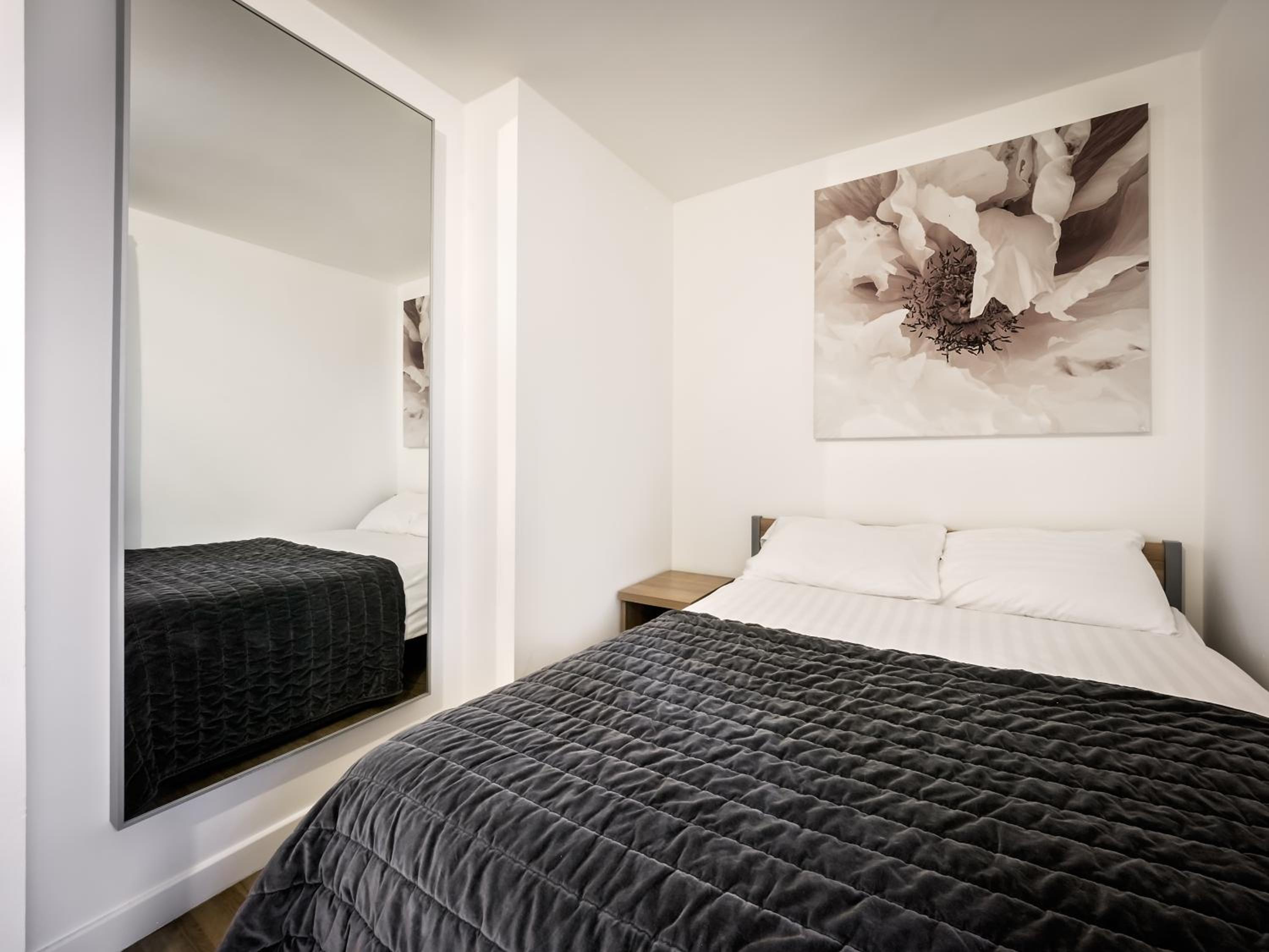 One-Bedroom Apartment photo 1