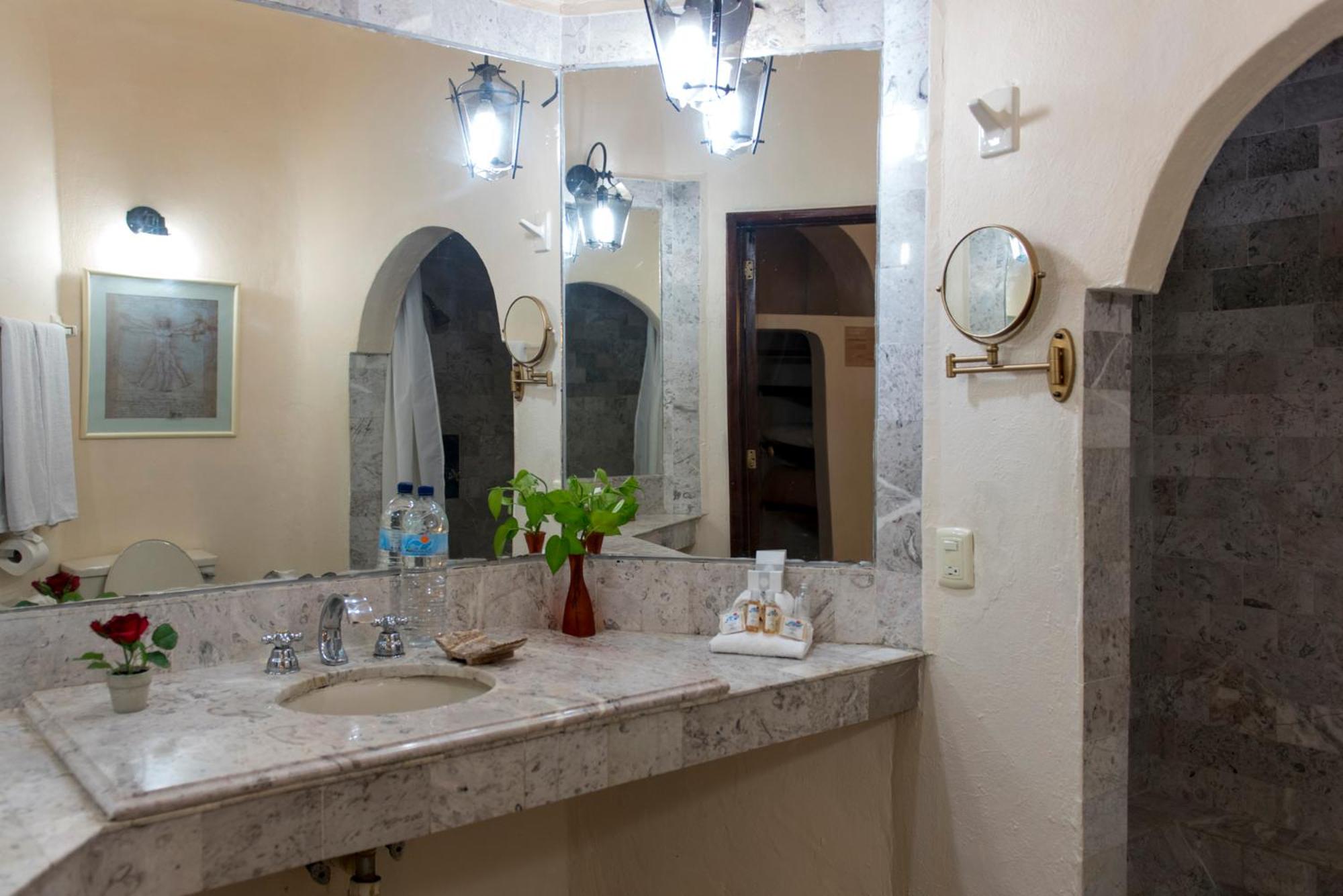 Deluxe Double Room with Bath - Photo 9