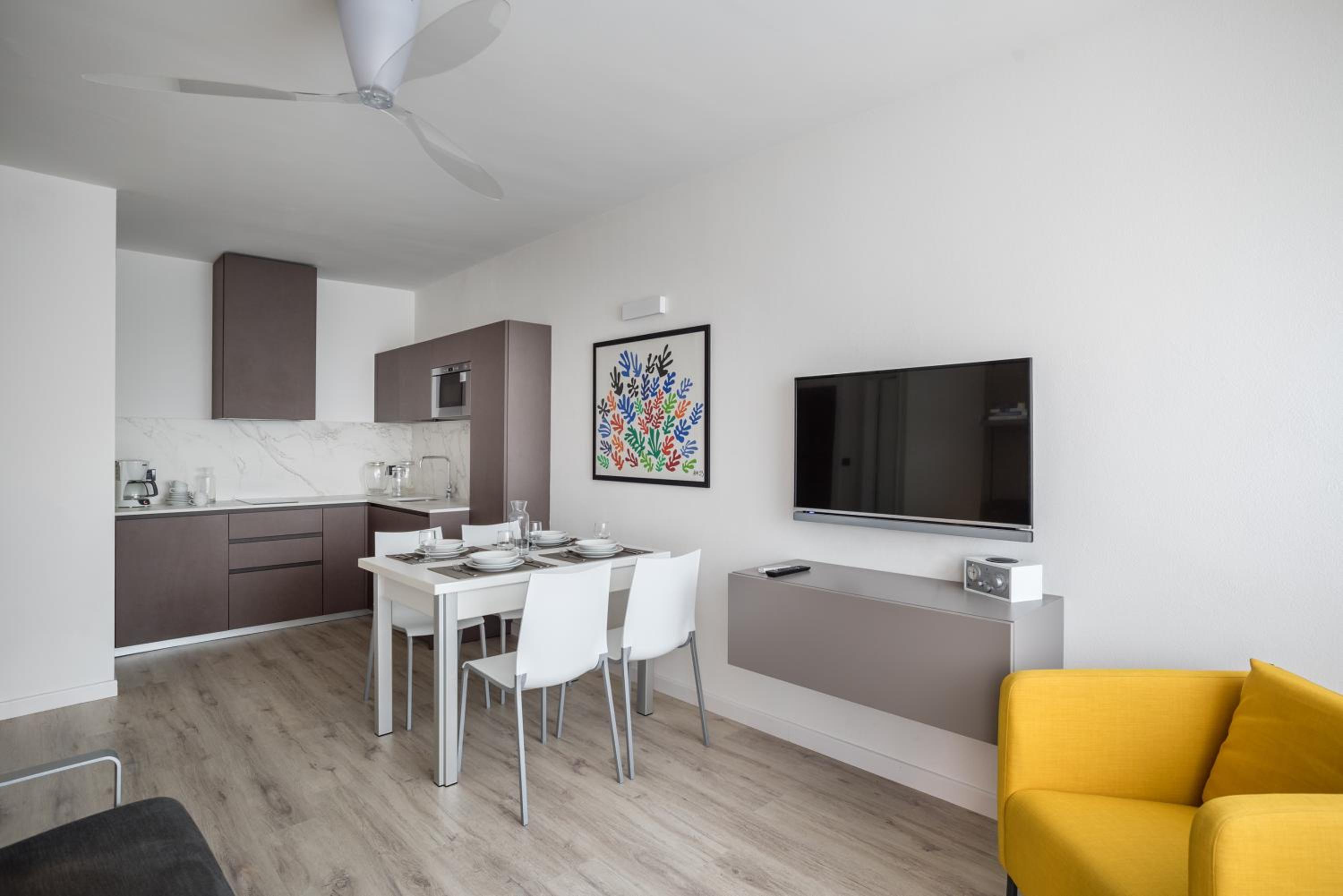 Deluxe One-Bedroom Apartment with Garden View photo 2