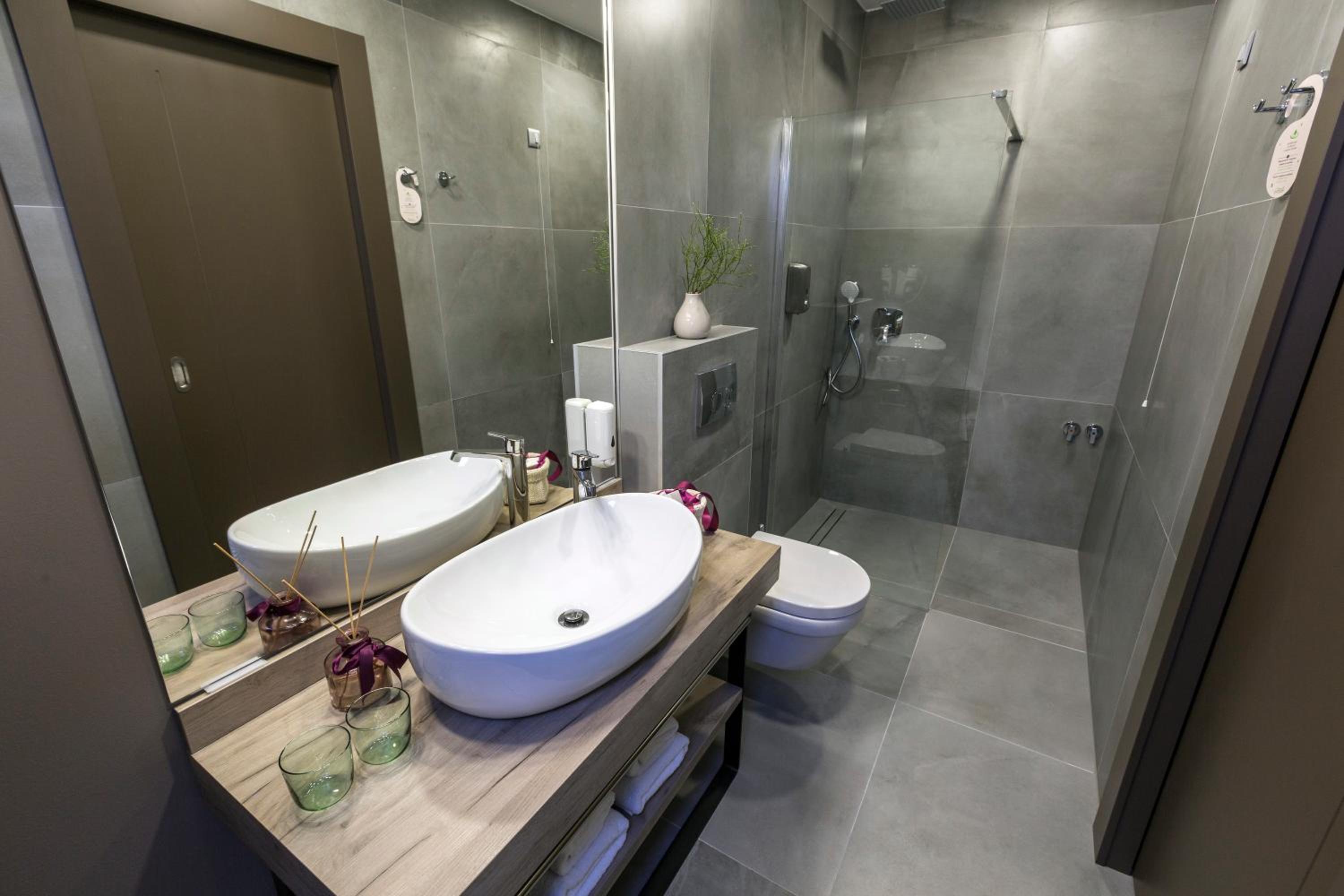 Standard Double or Twin Room - Photo 5