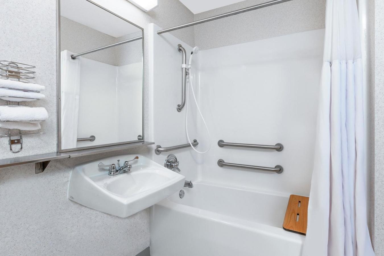 King Room with Bath Tub - Mobility Accessible/Non-Smoking - Photo 5