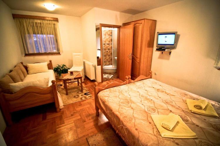 Double Room with Extra Bed photo 1