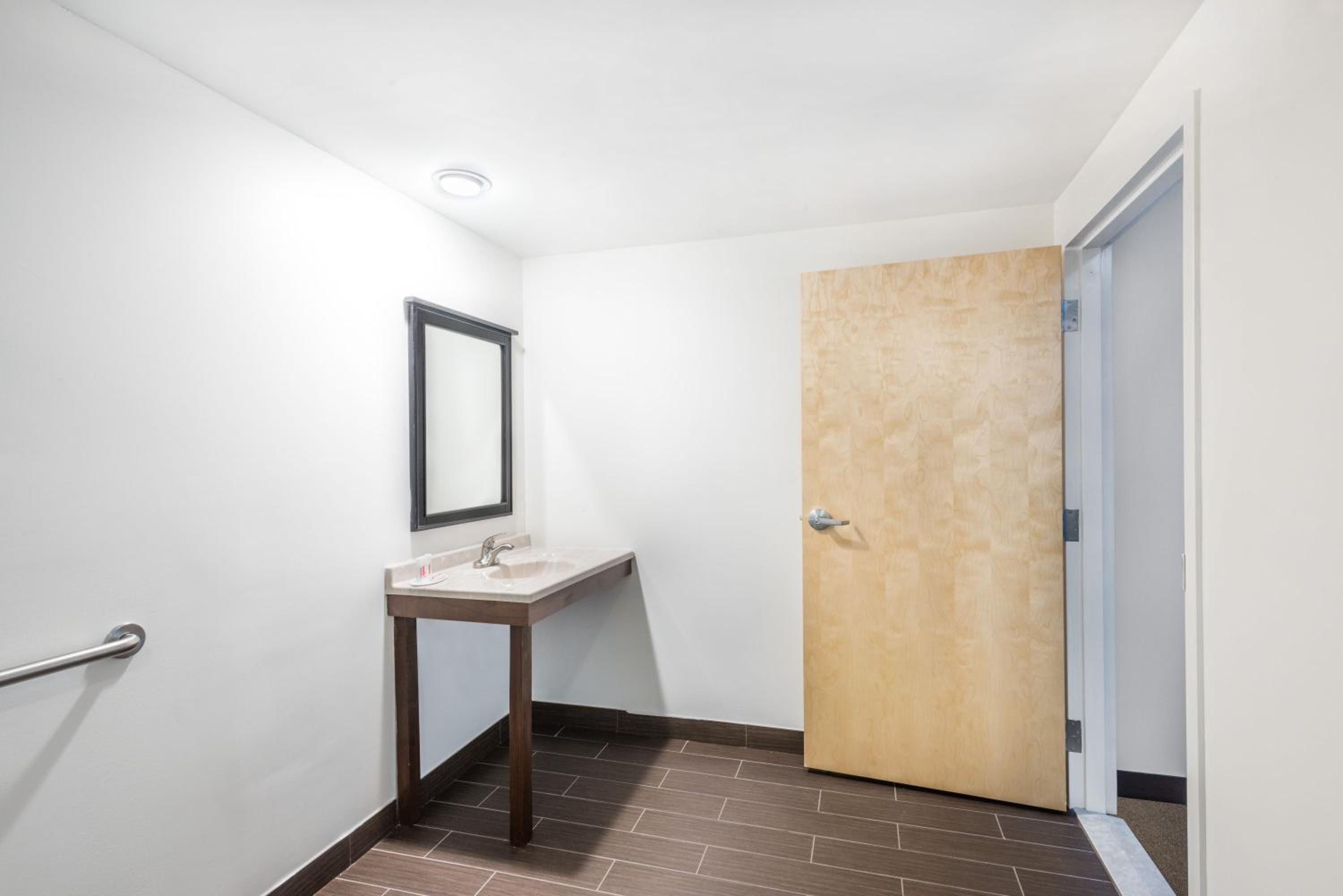 Deluxe Queen Room - Disability Access/Non-Smoking - Photo 4