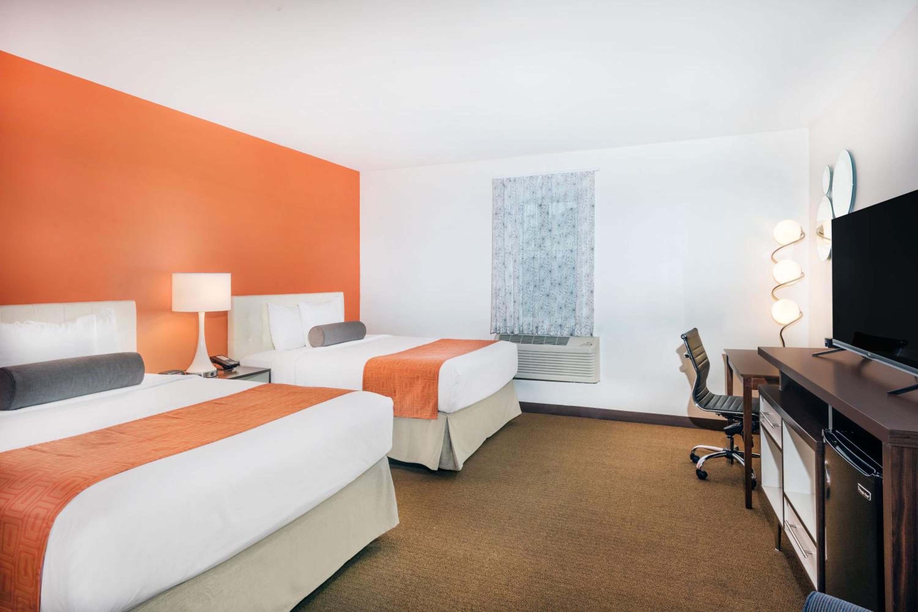 Queen Room with Two Queen Beds - Non-Smoking - Photo 2
