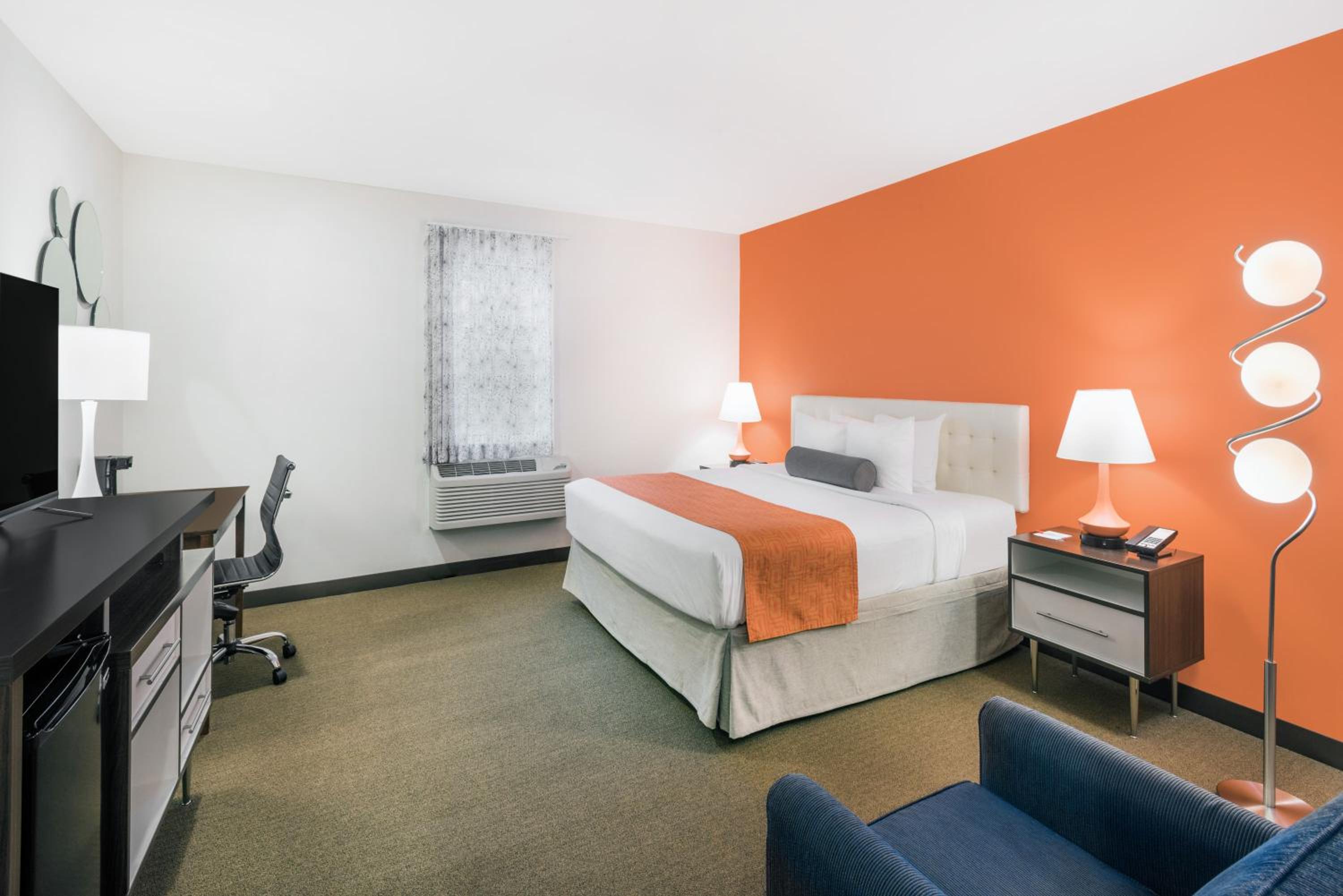 King Room - Non-Smoking - Photo 4