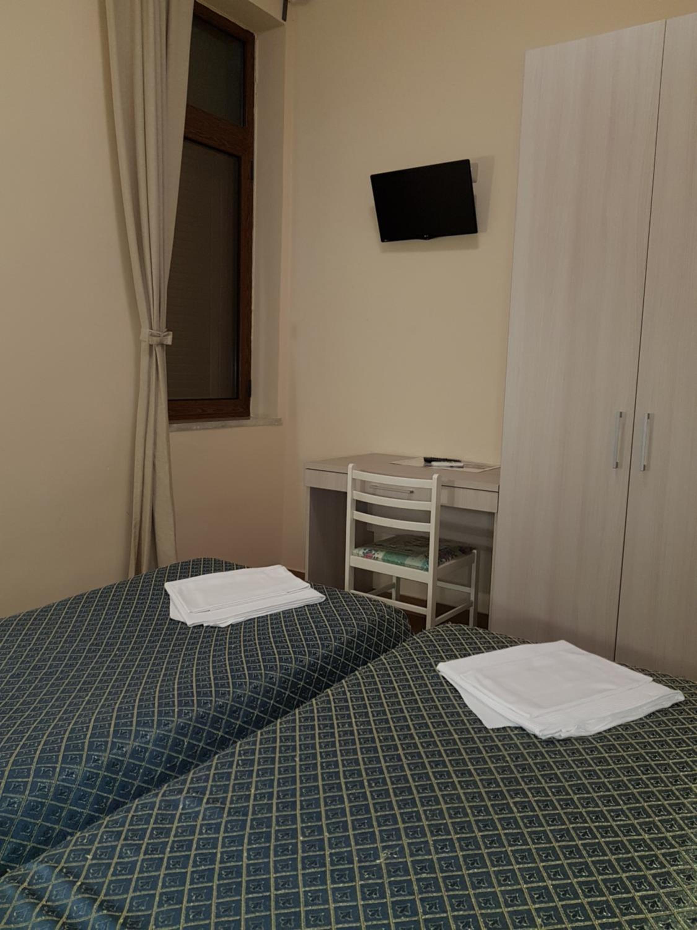 Twin Room - Photo 1