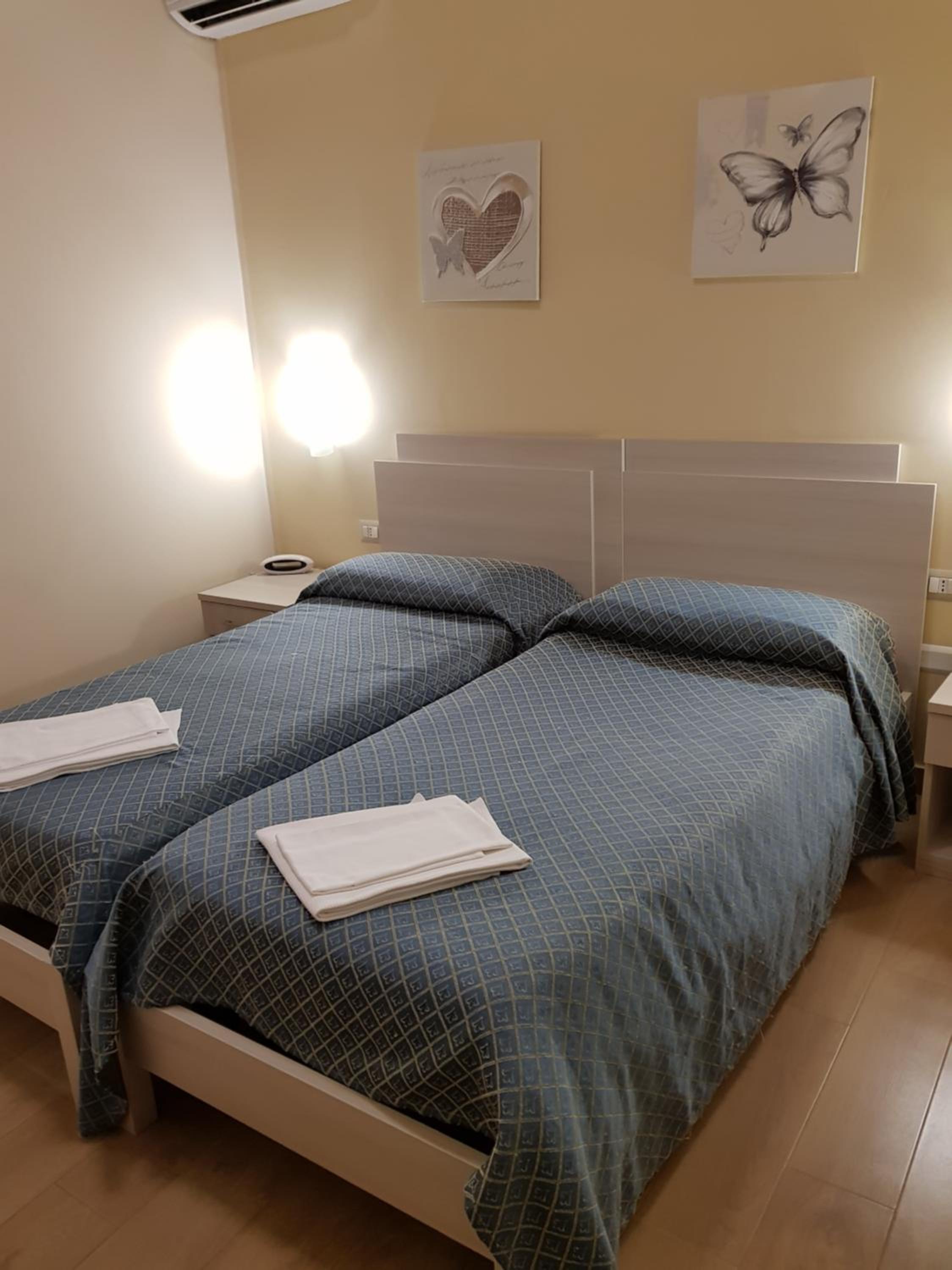 Twin Room - Photo 2
