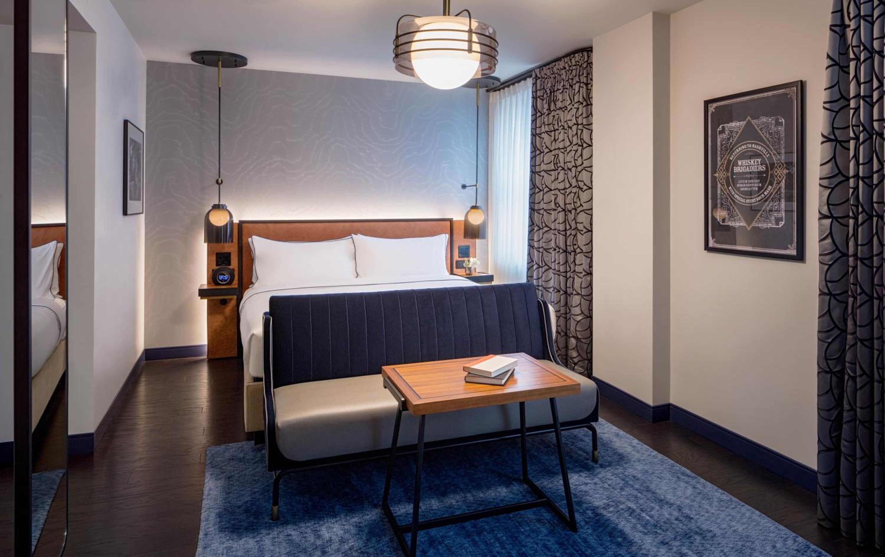 Deluxe King Room thumbnail 6