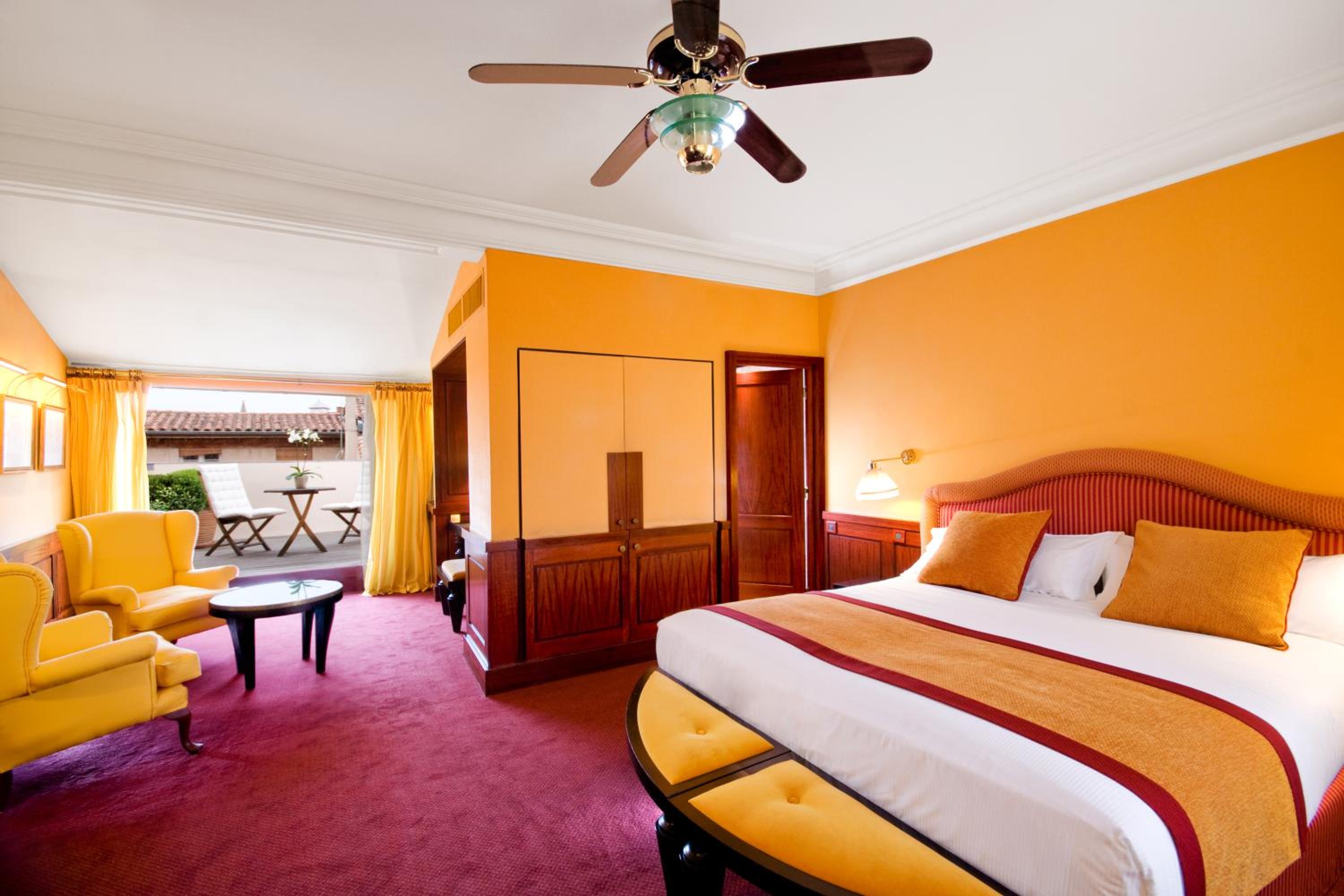Suite - Photo 13