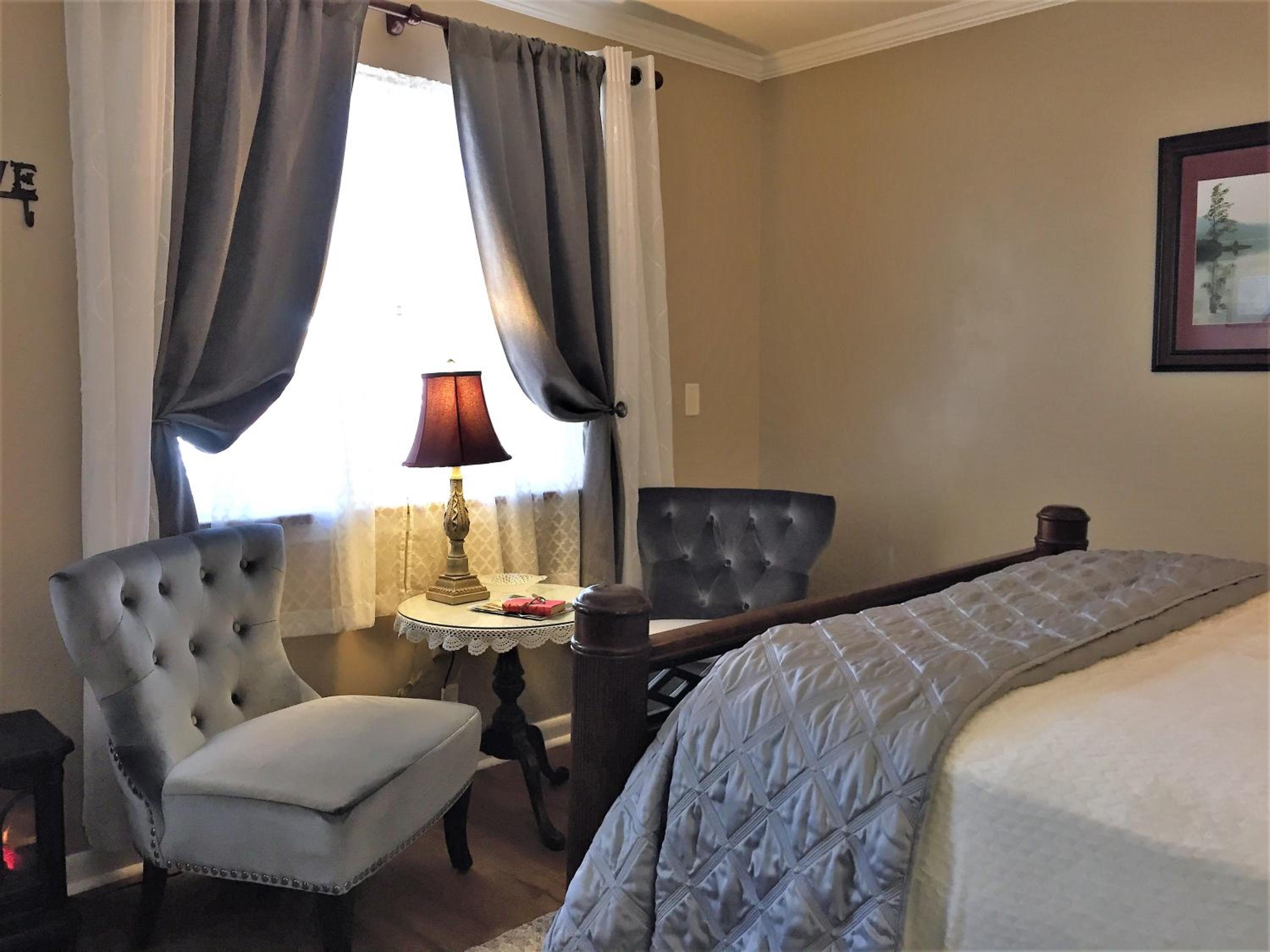 Deluxe King Suite photo 3
