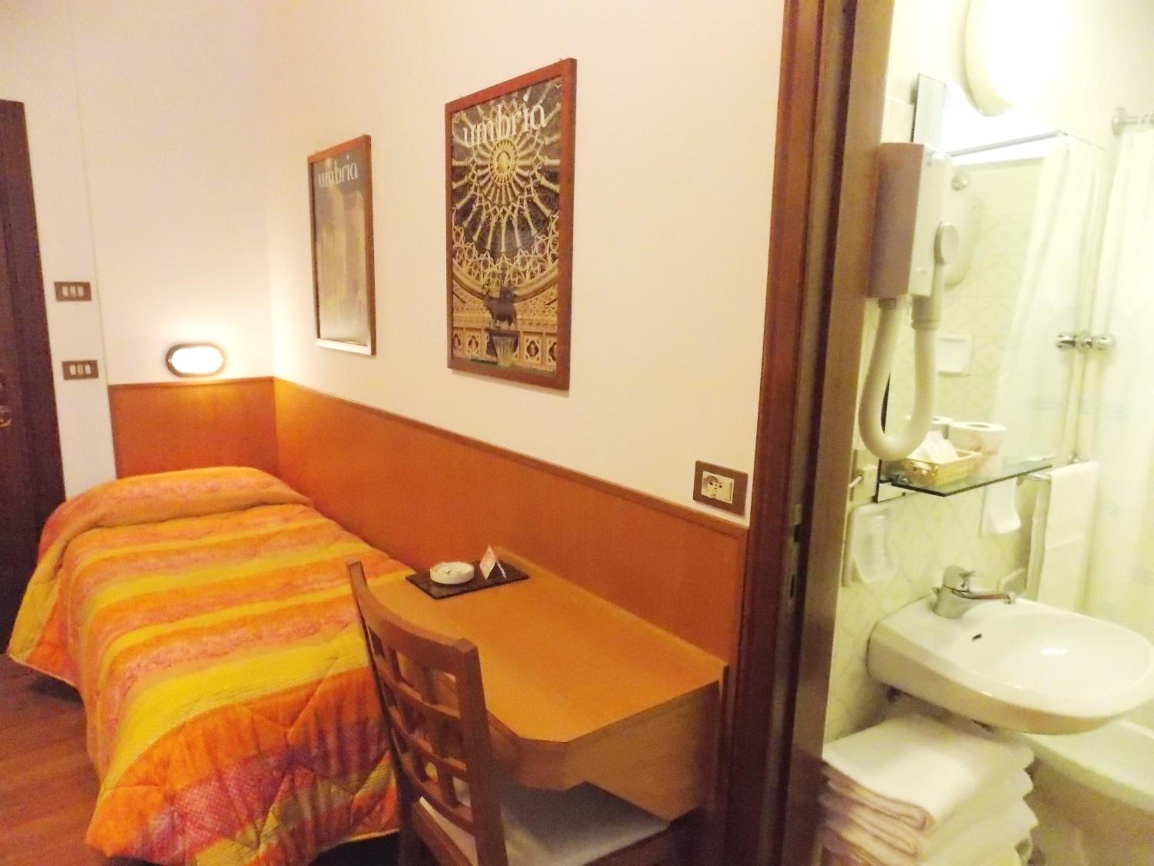 Economy Quadruple Room - Photo 3