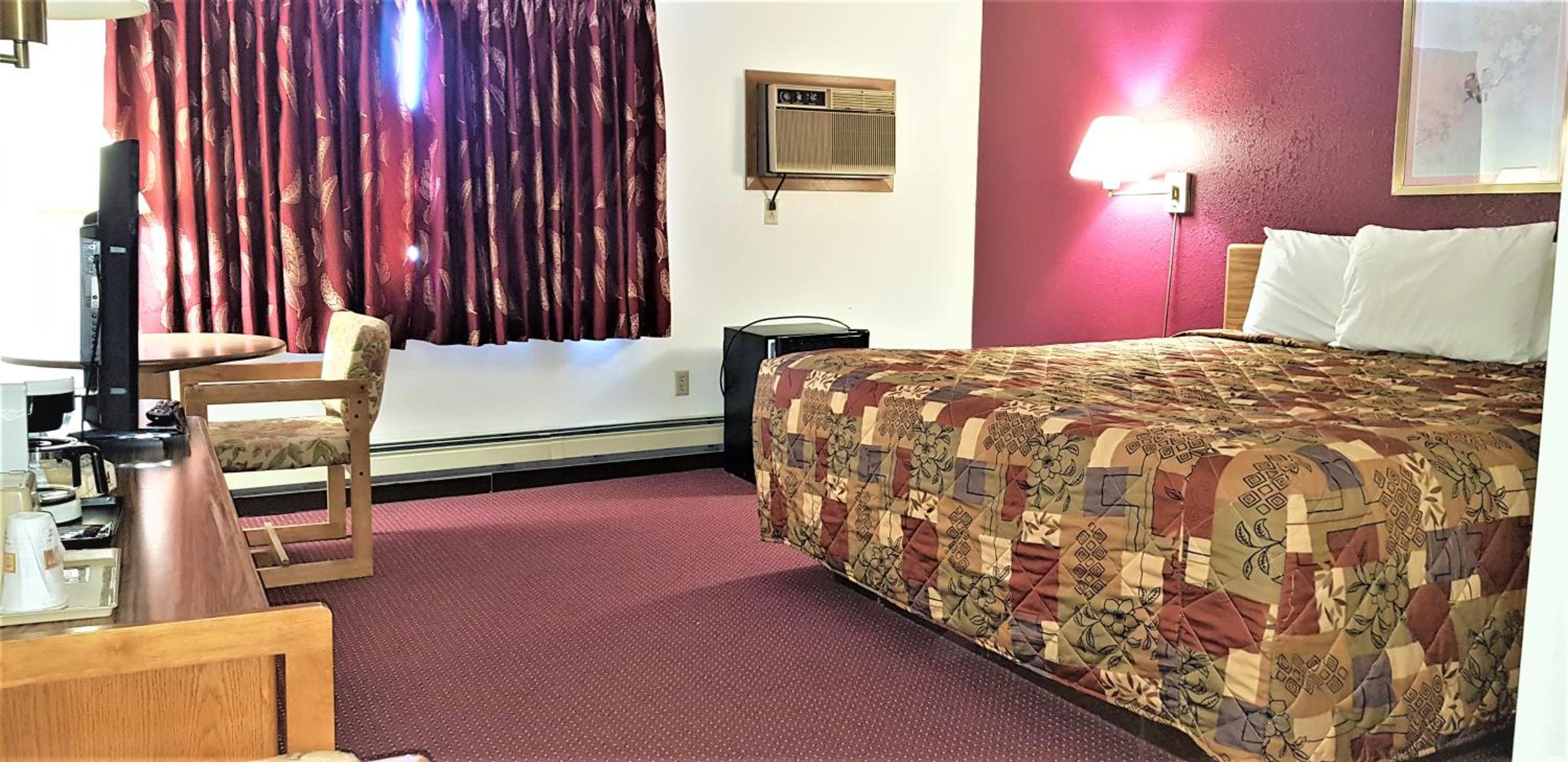 Queen Room photo 2