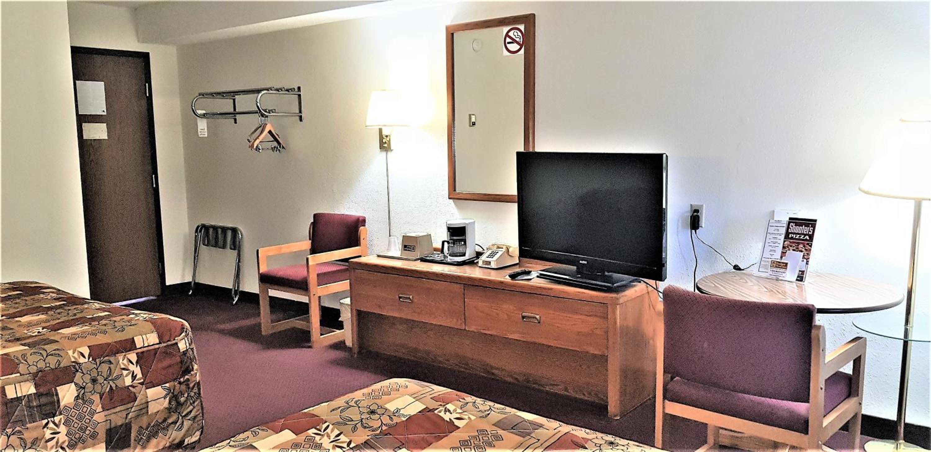 Queen Room with Two Queen Beds photo 2