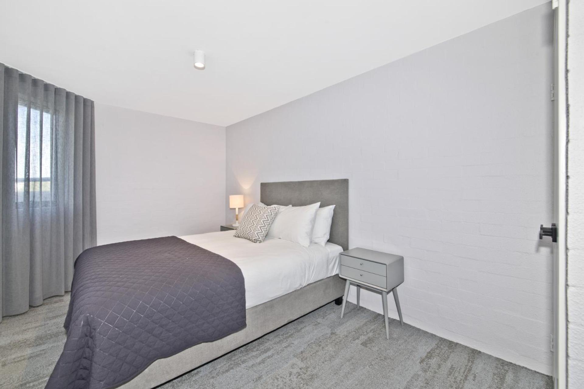 Deluxe One Bedroom with Free Wifi and Parking photo 1