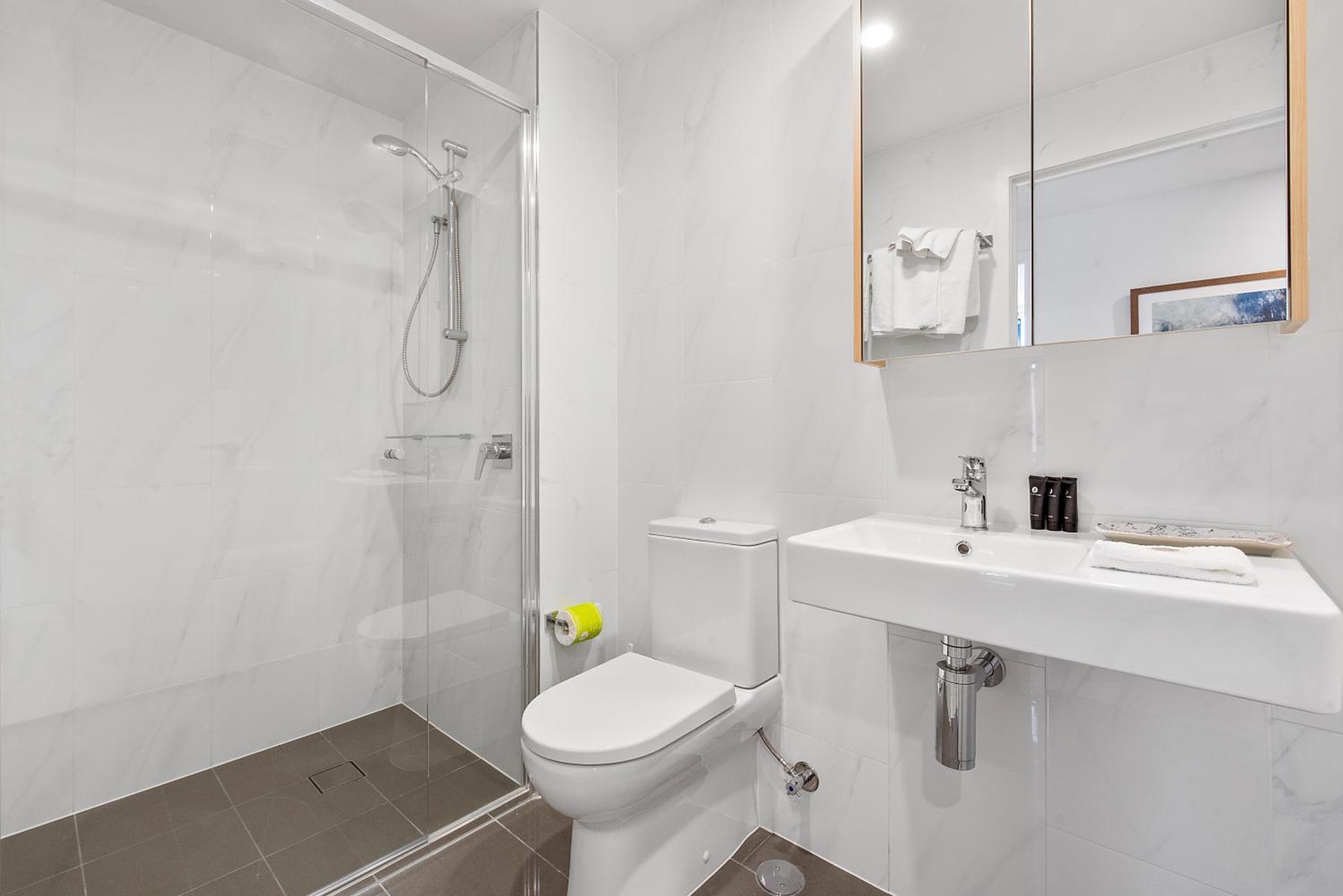 Two-Bedroom Two-Bathroom City View Apartment thumbnail 5