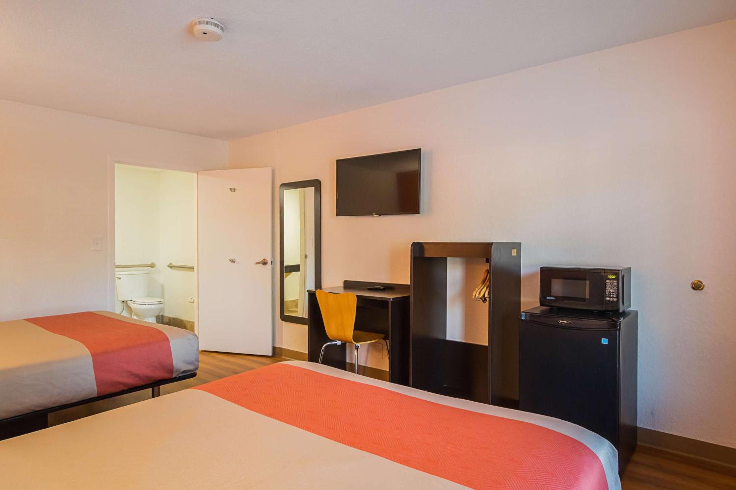 Queen Room with Two Queen Beds - Non-Smoking - Photo 2