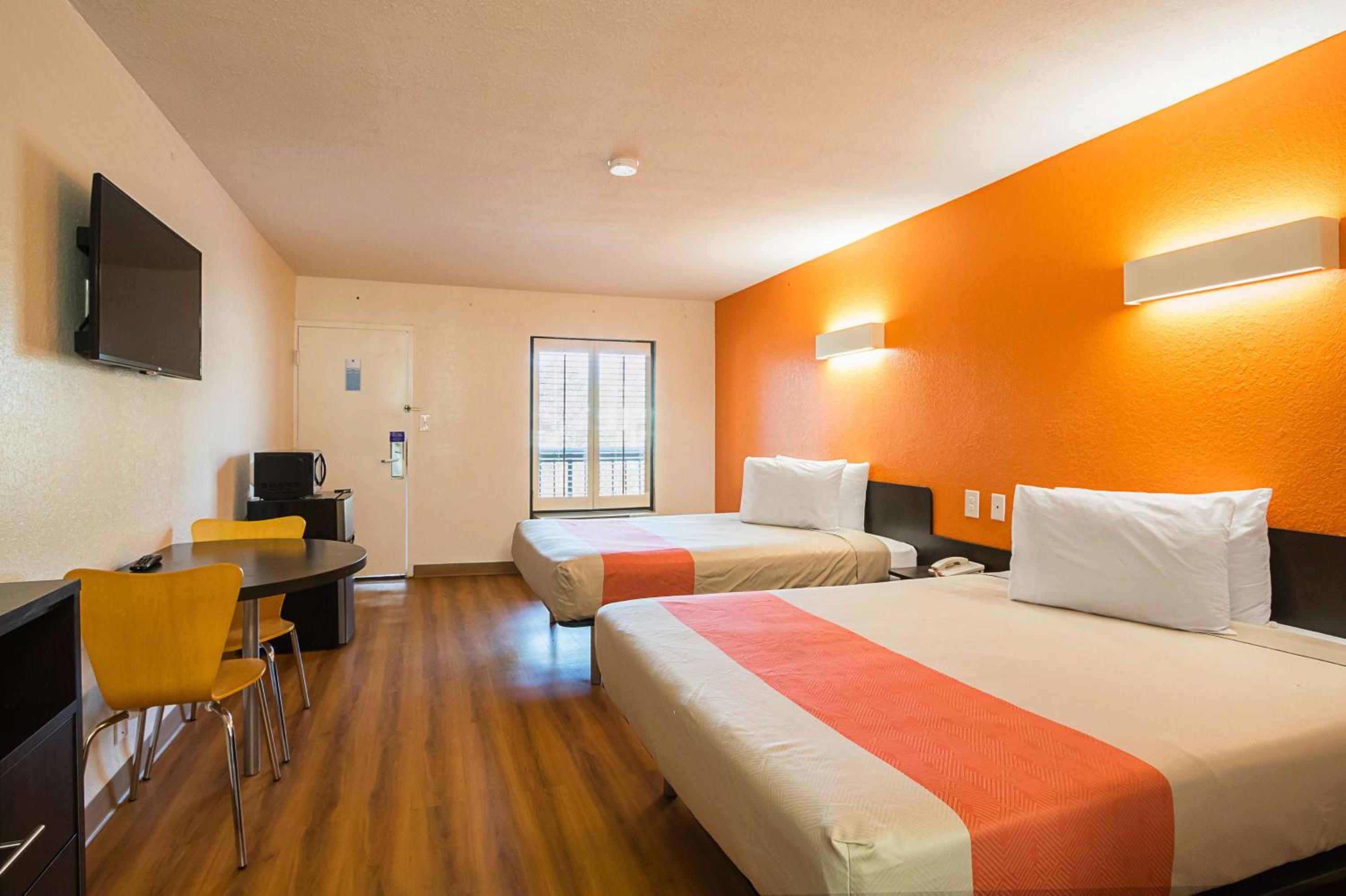 Queen Room with Two Queen Beds - Non-Smoking - Photo 10