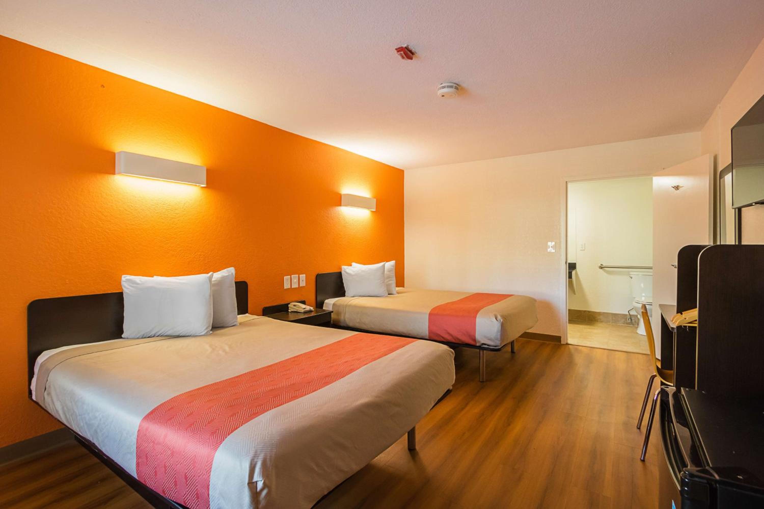 Queen Room with Two Queen Beds - Non-Smoking - Photo 8