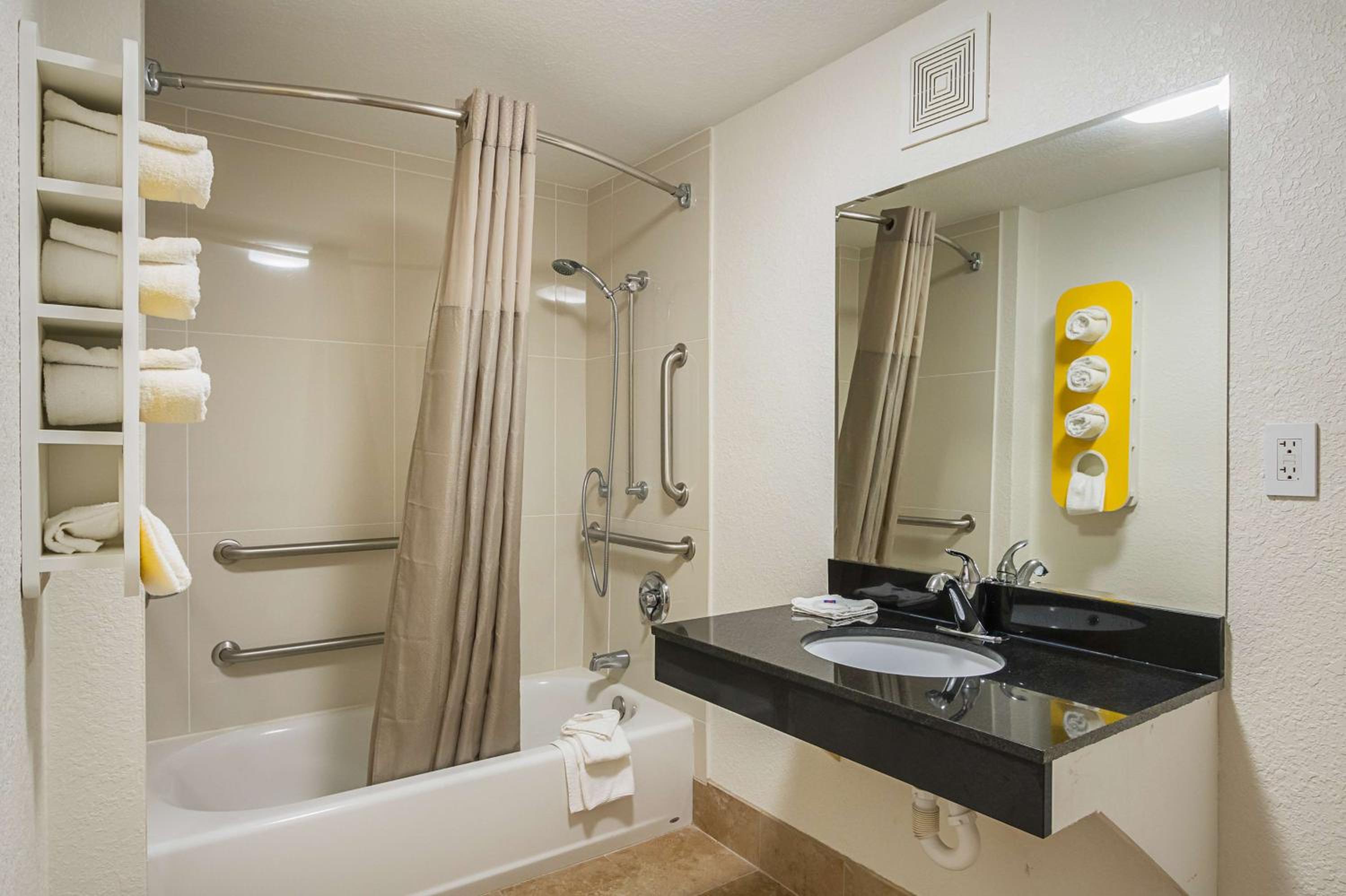 King Room - Disability Access - Non-Smoking - Photo 2