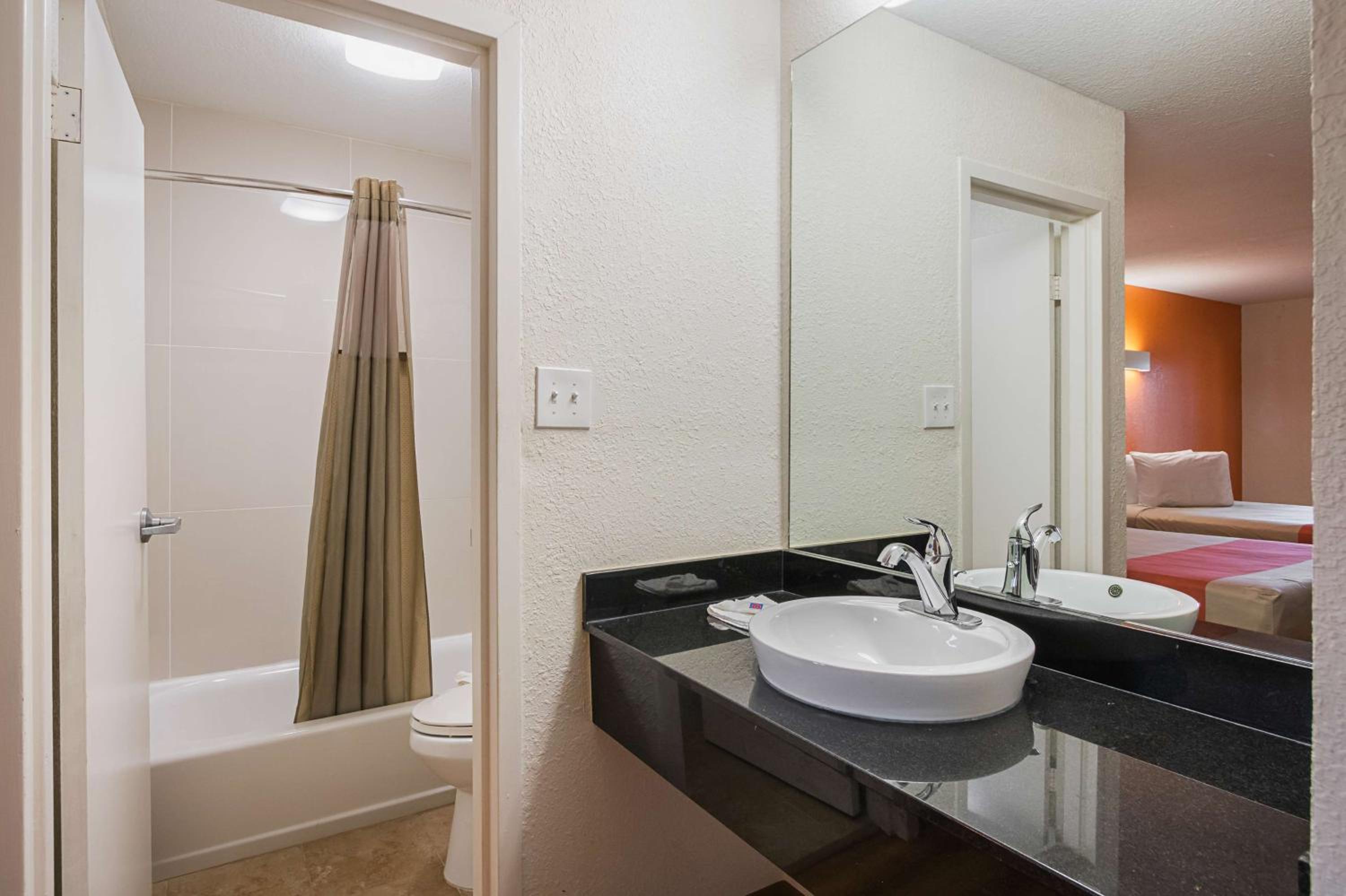 King Room - Non-Smoking - Photo 5