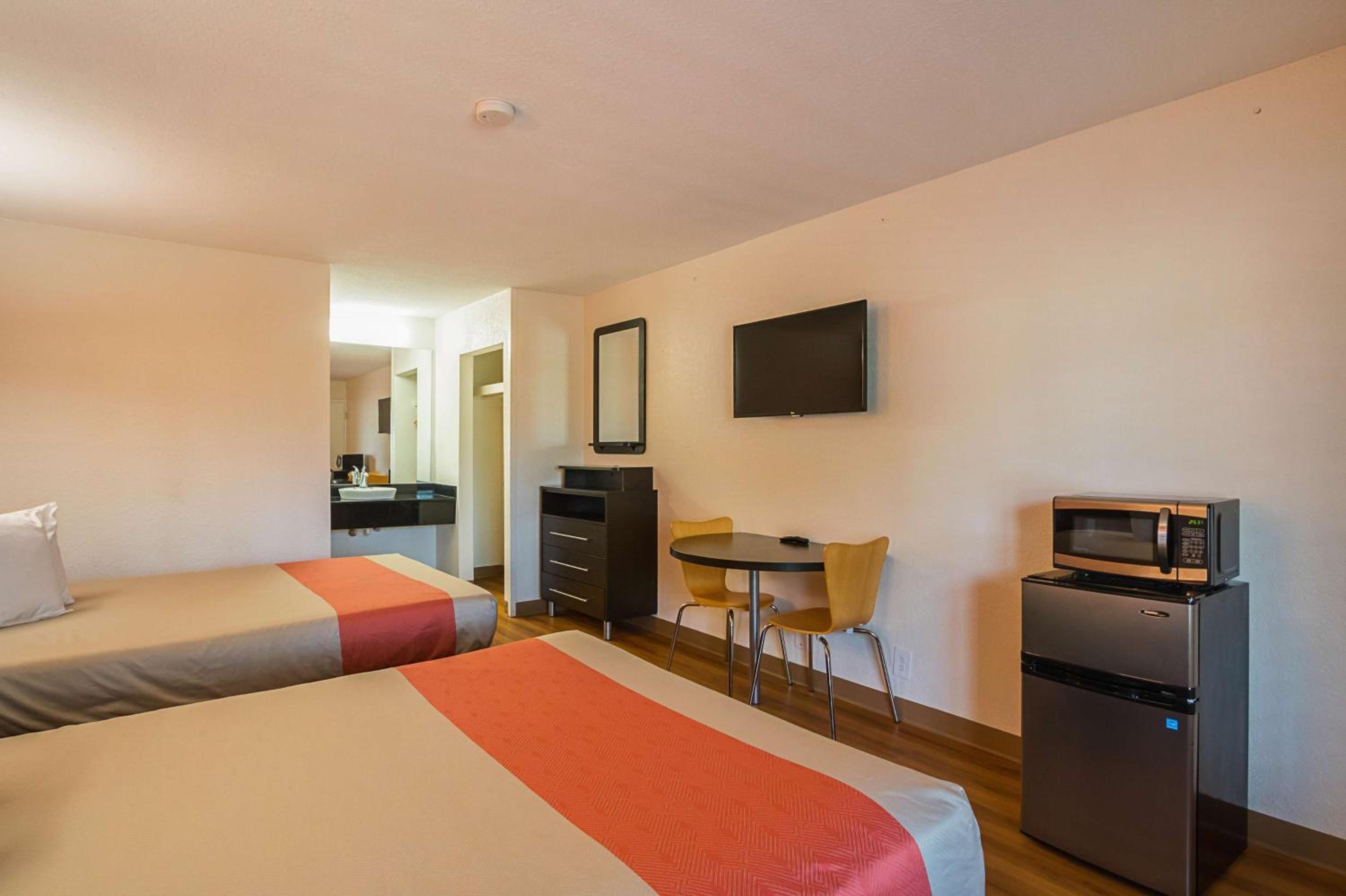 Queen Room with Two Queen Beds - Non-Smoking - Photo 9