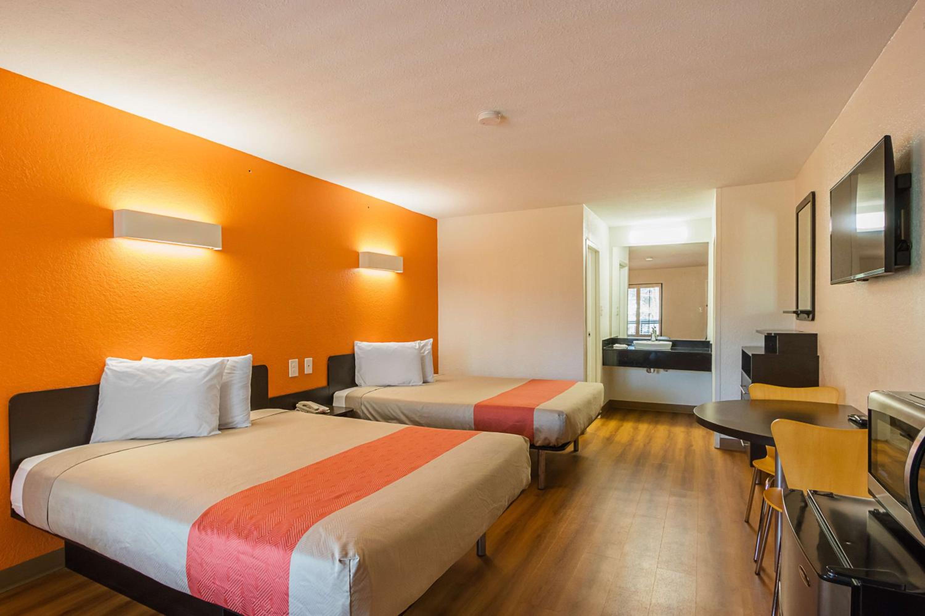 Queen Room with Two Queen Beds - Non-Smoking - Photo 4