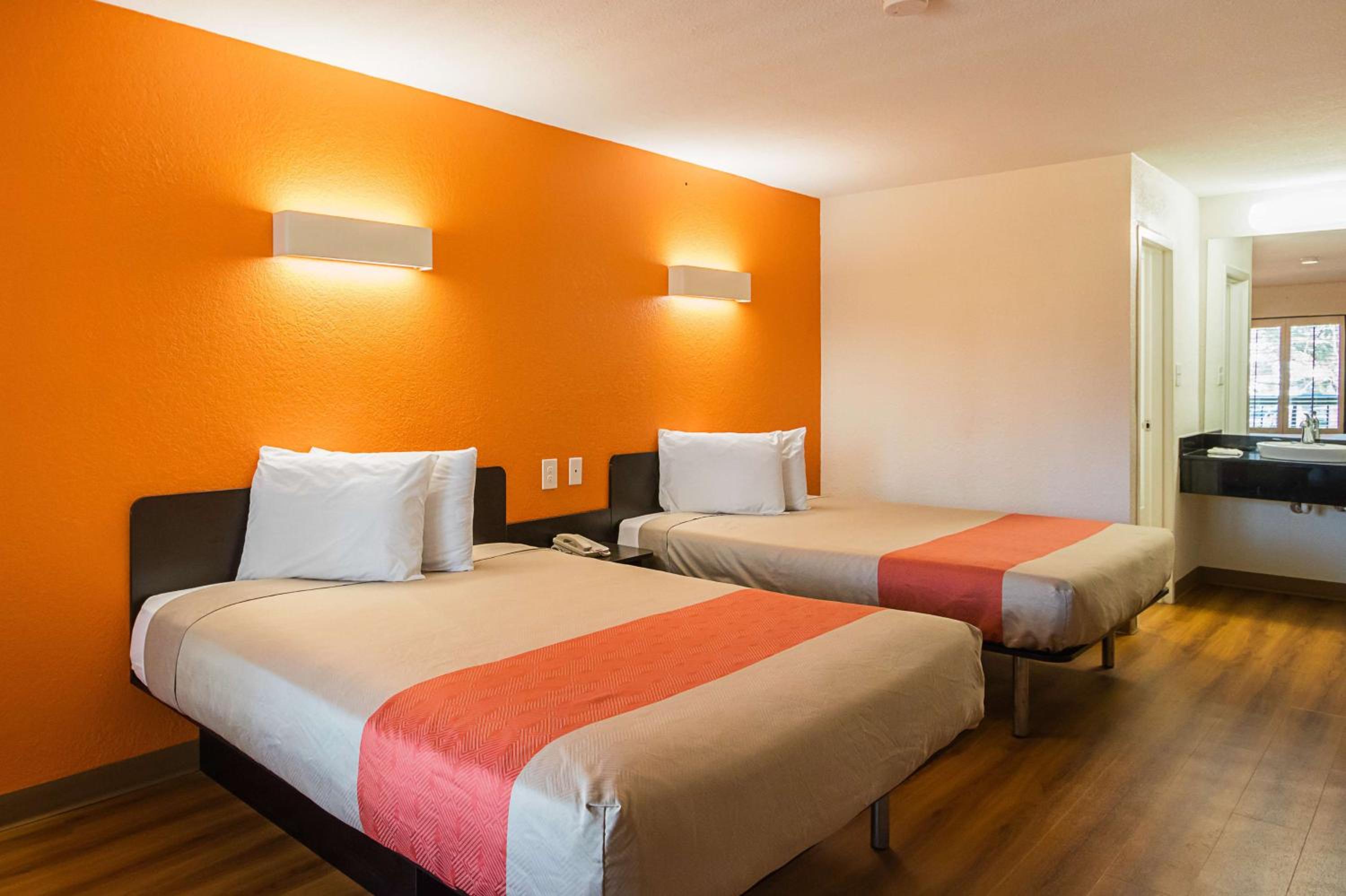Queen Room with Two Queen Beds - Non-Smoking - Photo 6