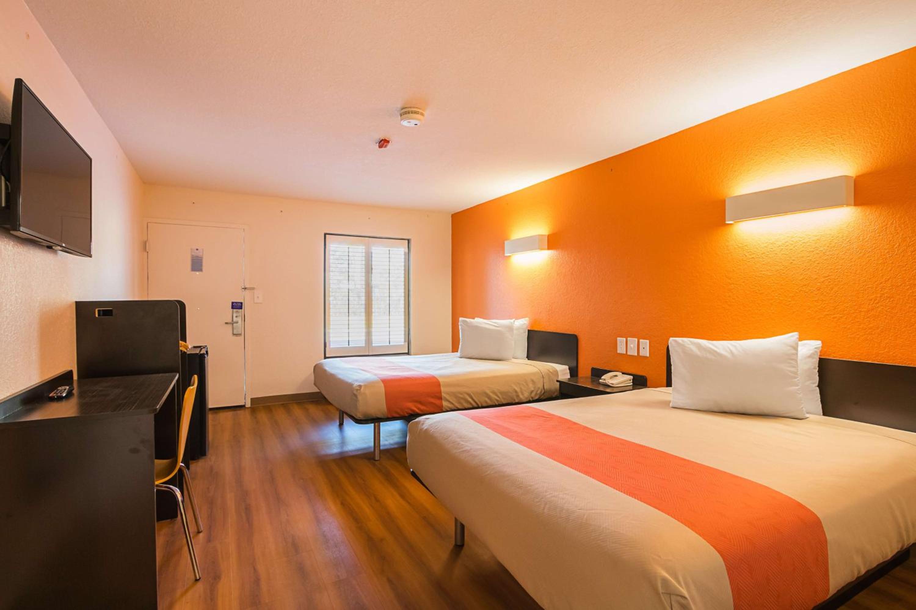 Queen Room with Two Queen Beds - Non-Smoking - Photo 5