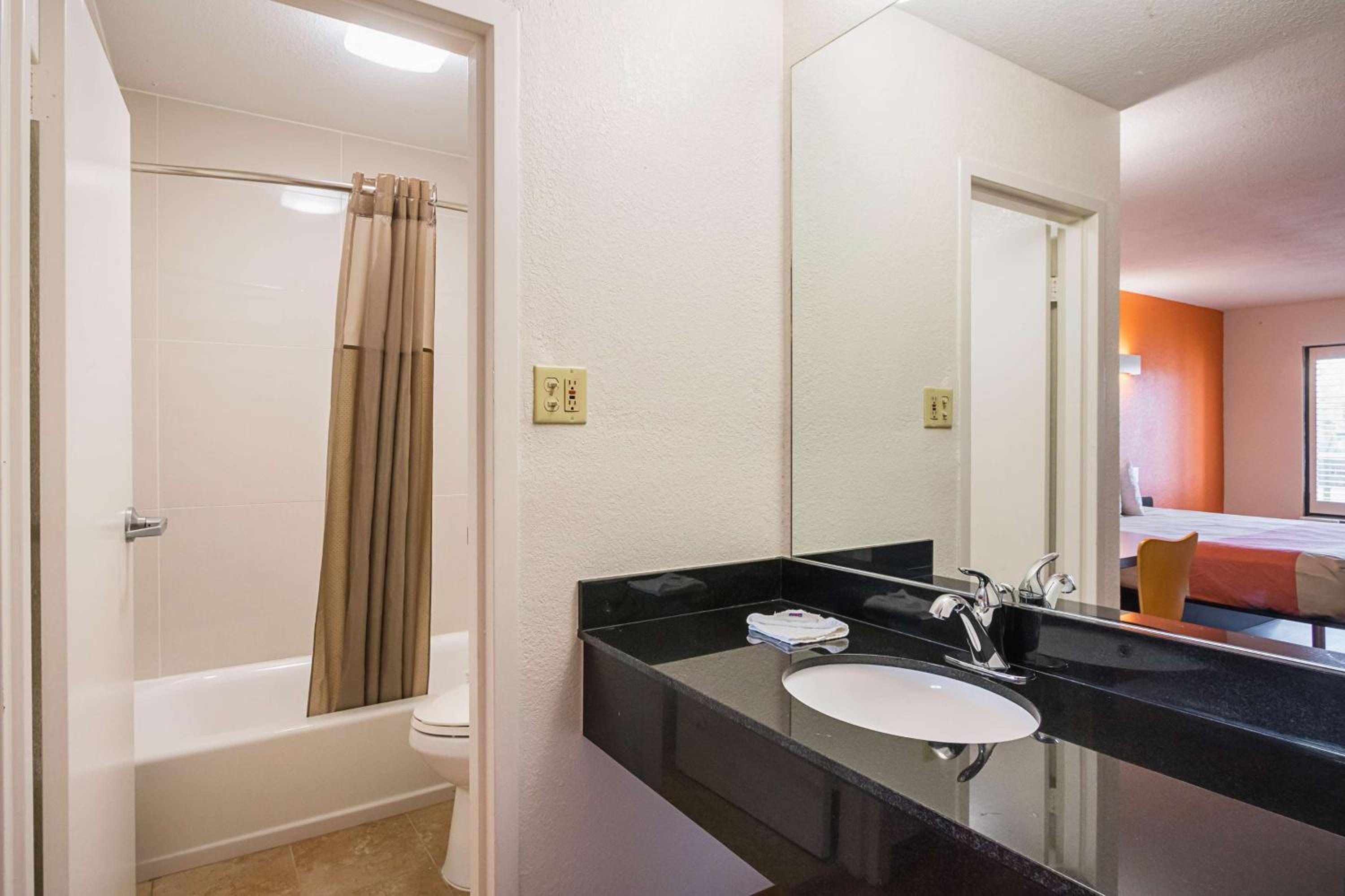 King Room - Non-Smoking - Photo 4