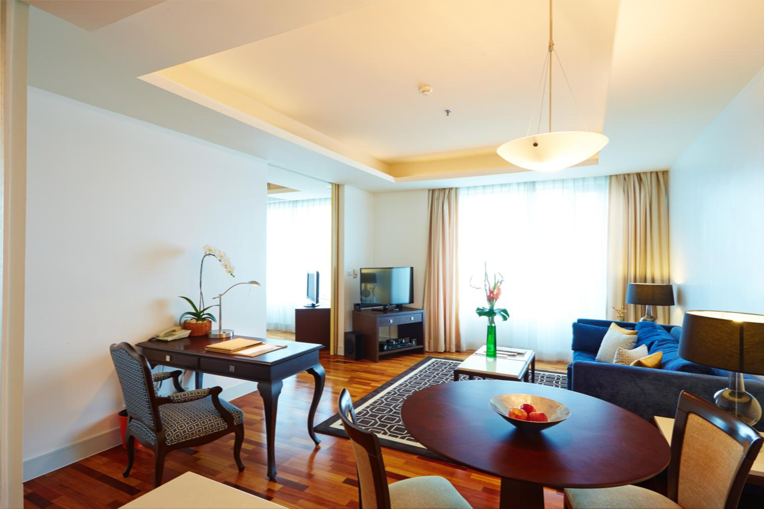 Superior One-Bedroom photo 3