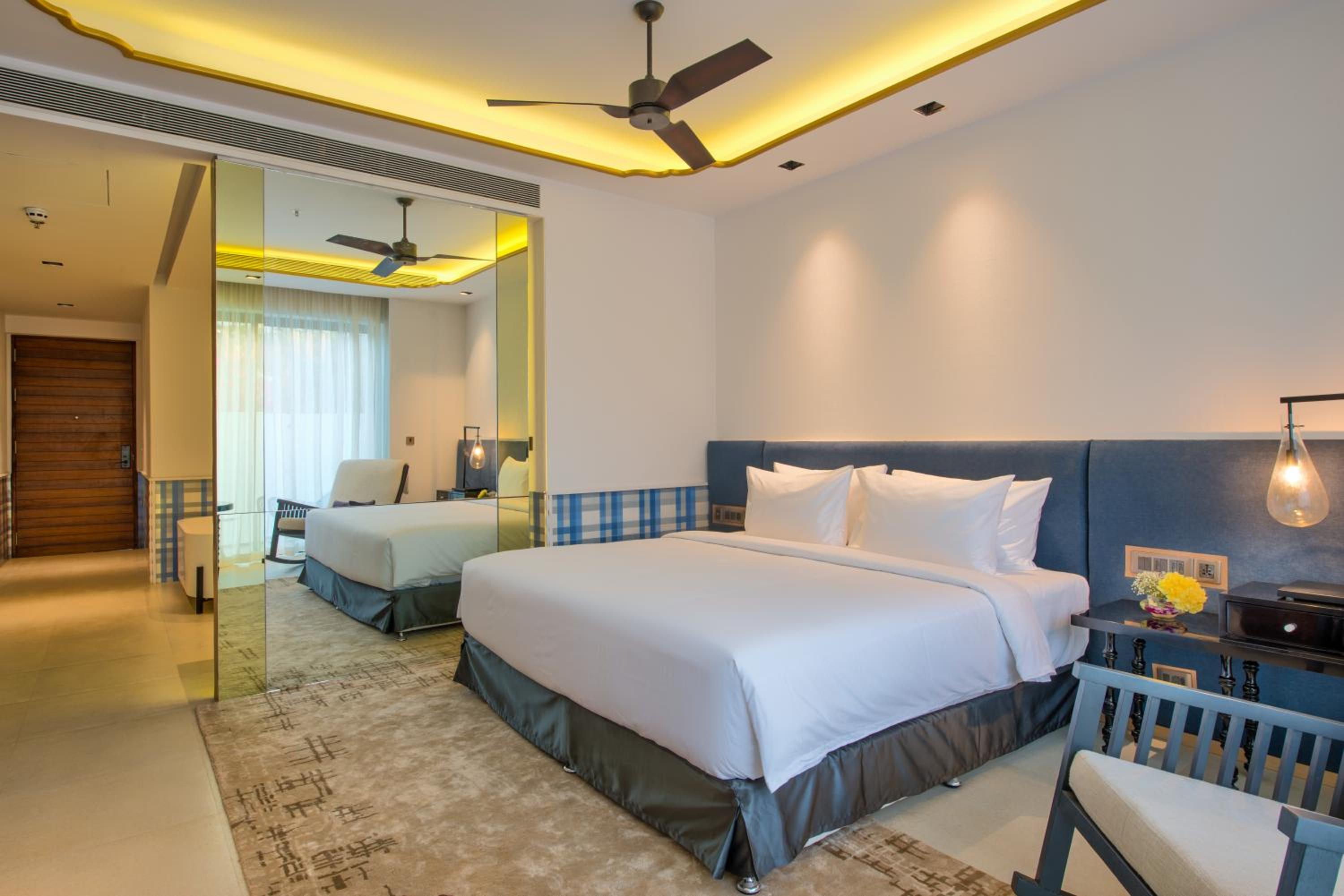 Premium Balcony Room King Bed - INR 2000 Meal Credit per stay, 20% discount on Spa & Laundry - Photo 3