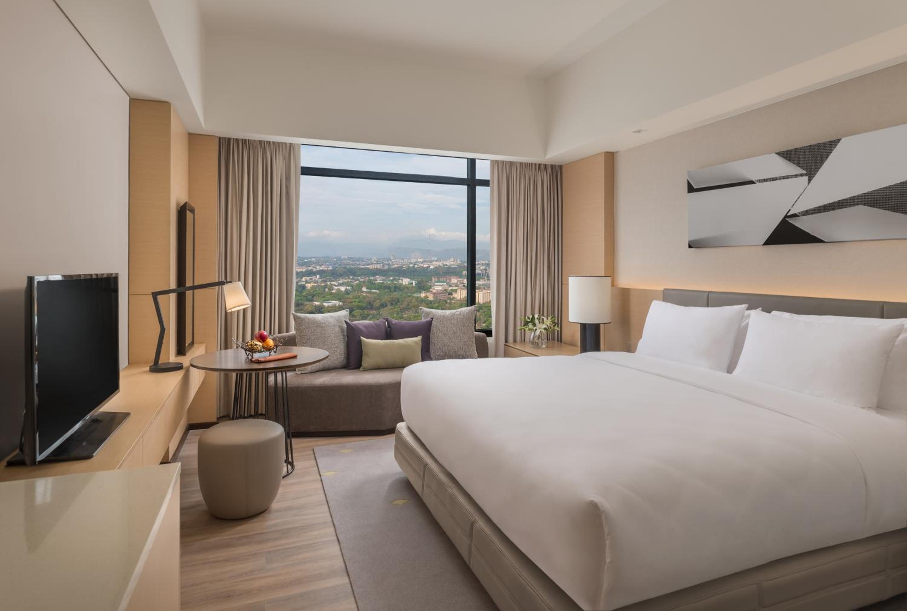1 King Bed, Standard Room with Lounge Access