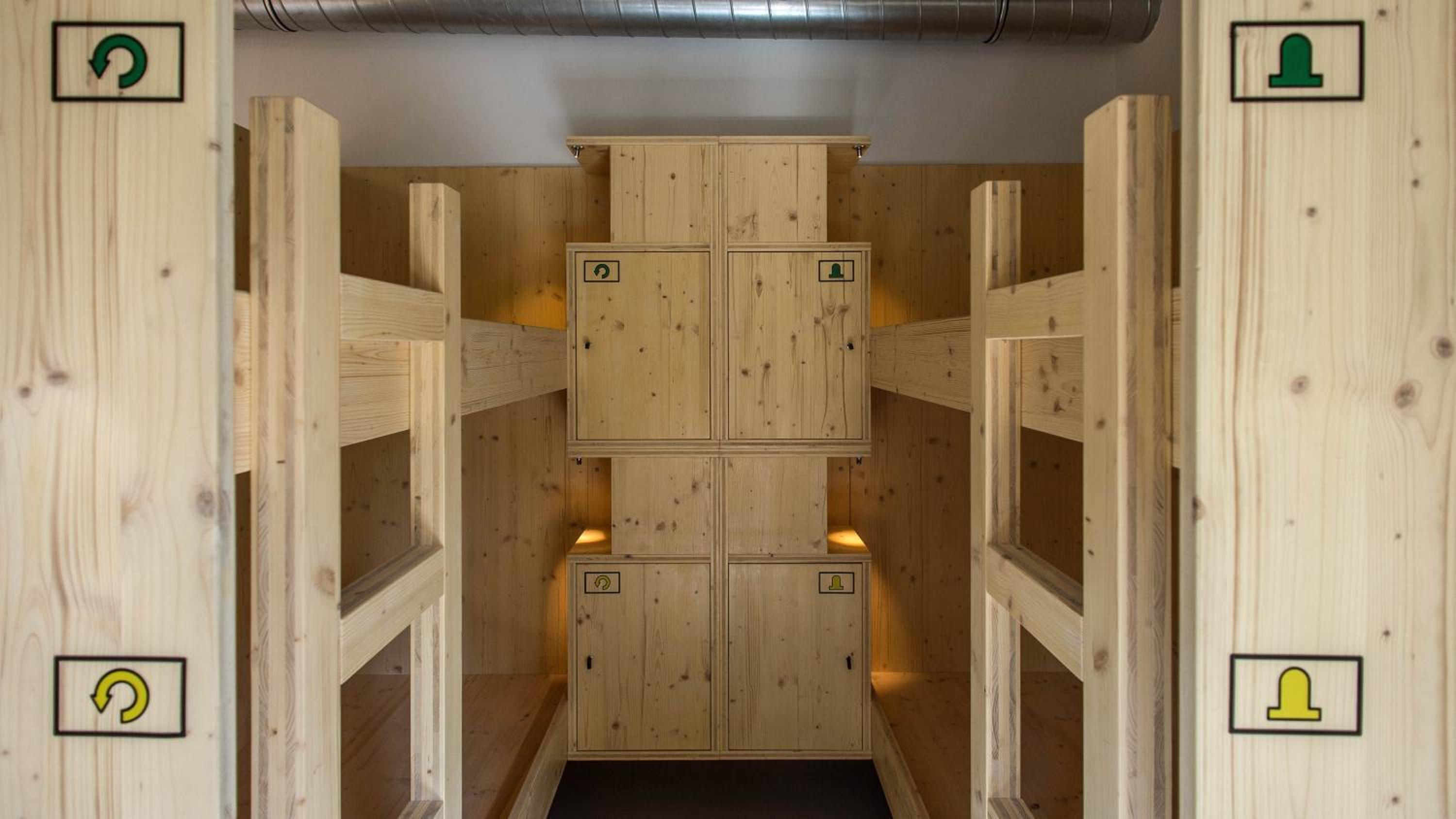 Single Bed in Mixed Dormitory Room