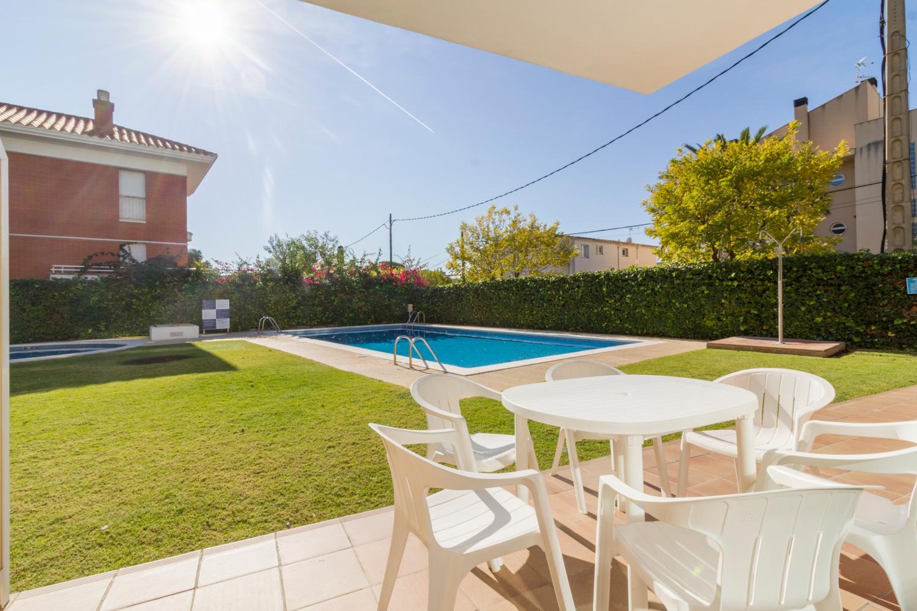 Two-Bedroom Apartment with Garden View (2-6 Adults) photo 2