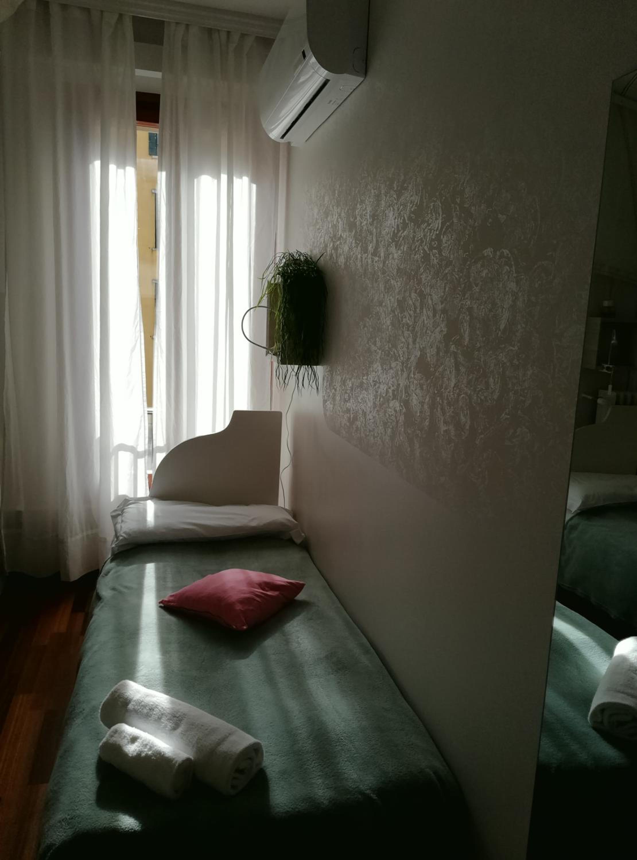 Single Room photo 3