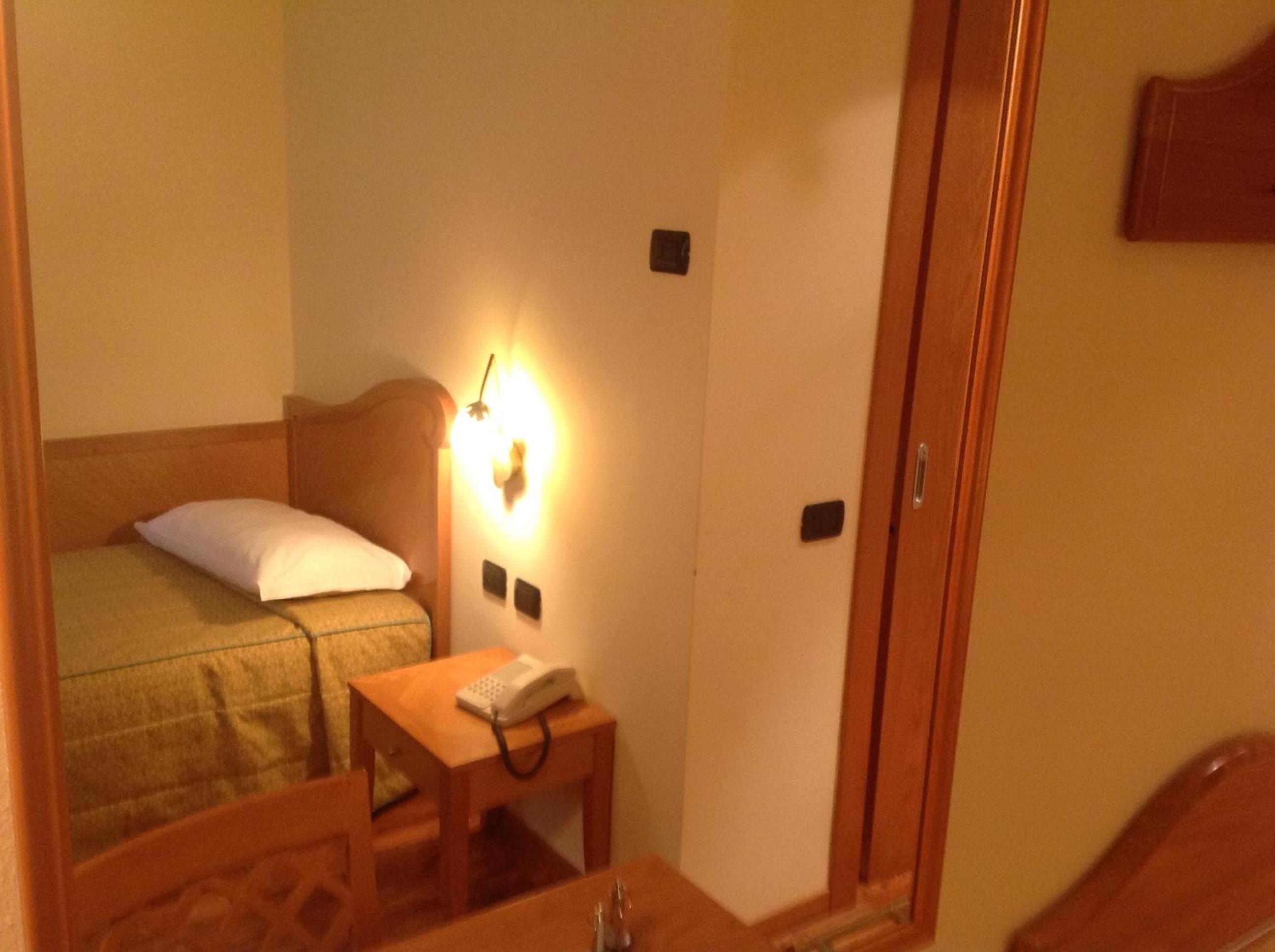 Single Room photo 3