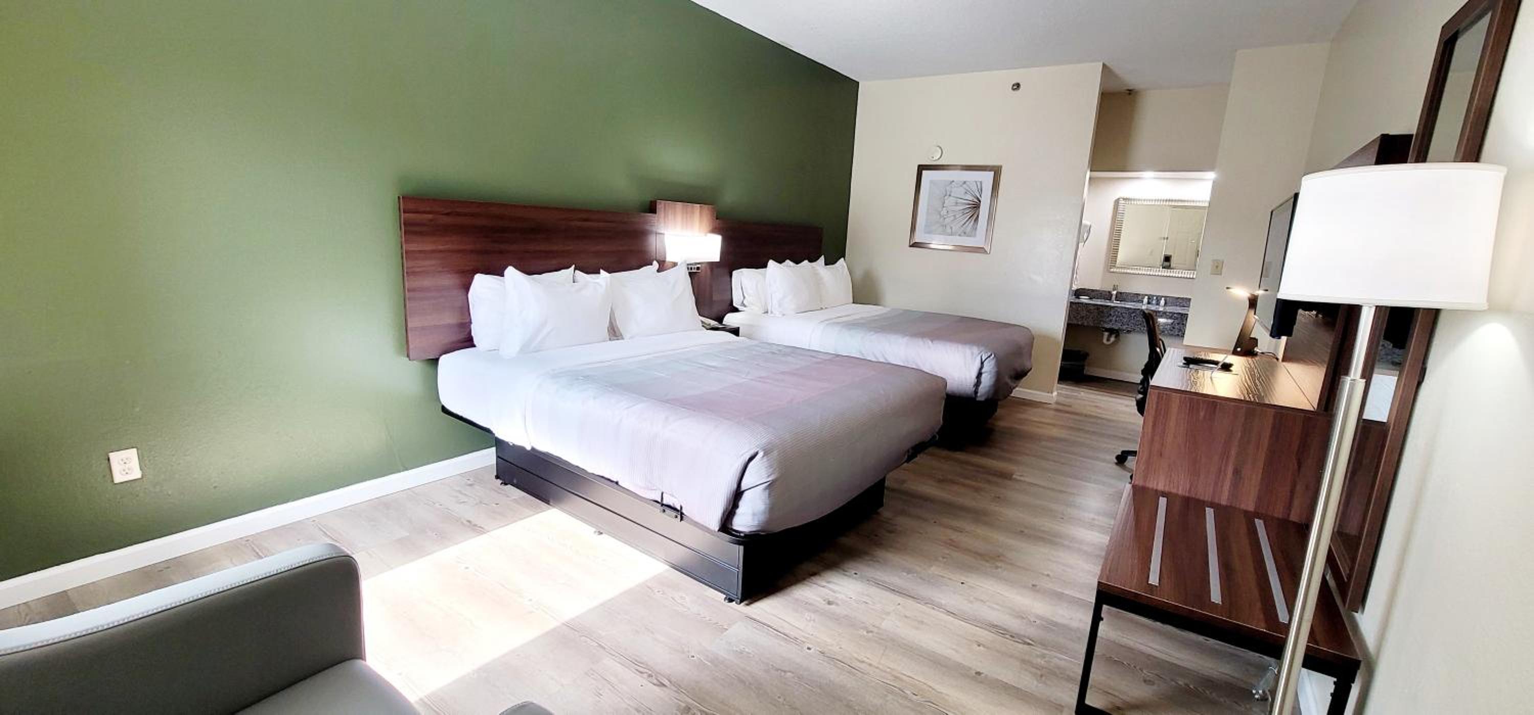Quadruple Room with Two Queen Beds - Smoking photo 1