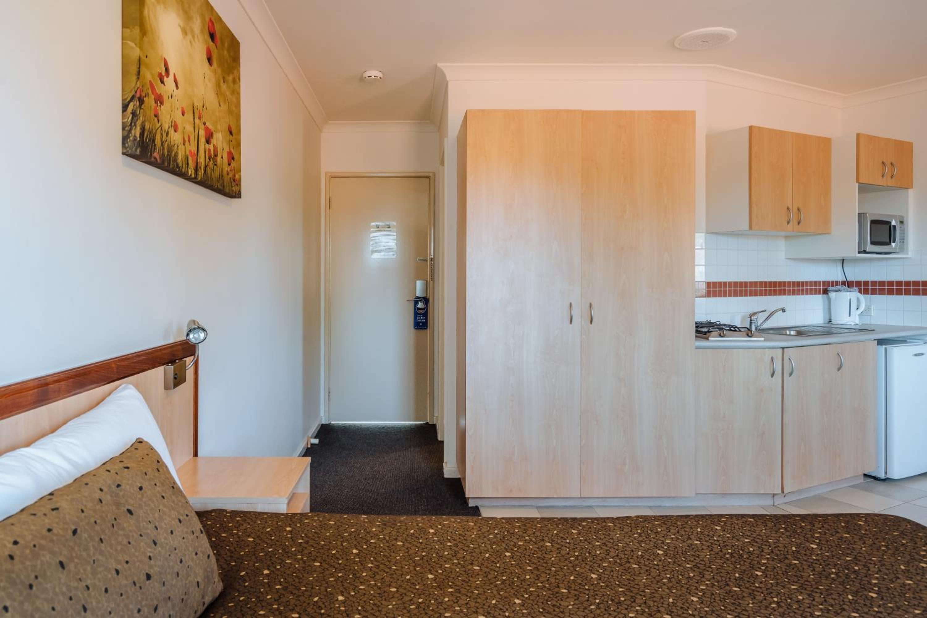 Queen Suite with Spa Bath photo 2