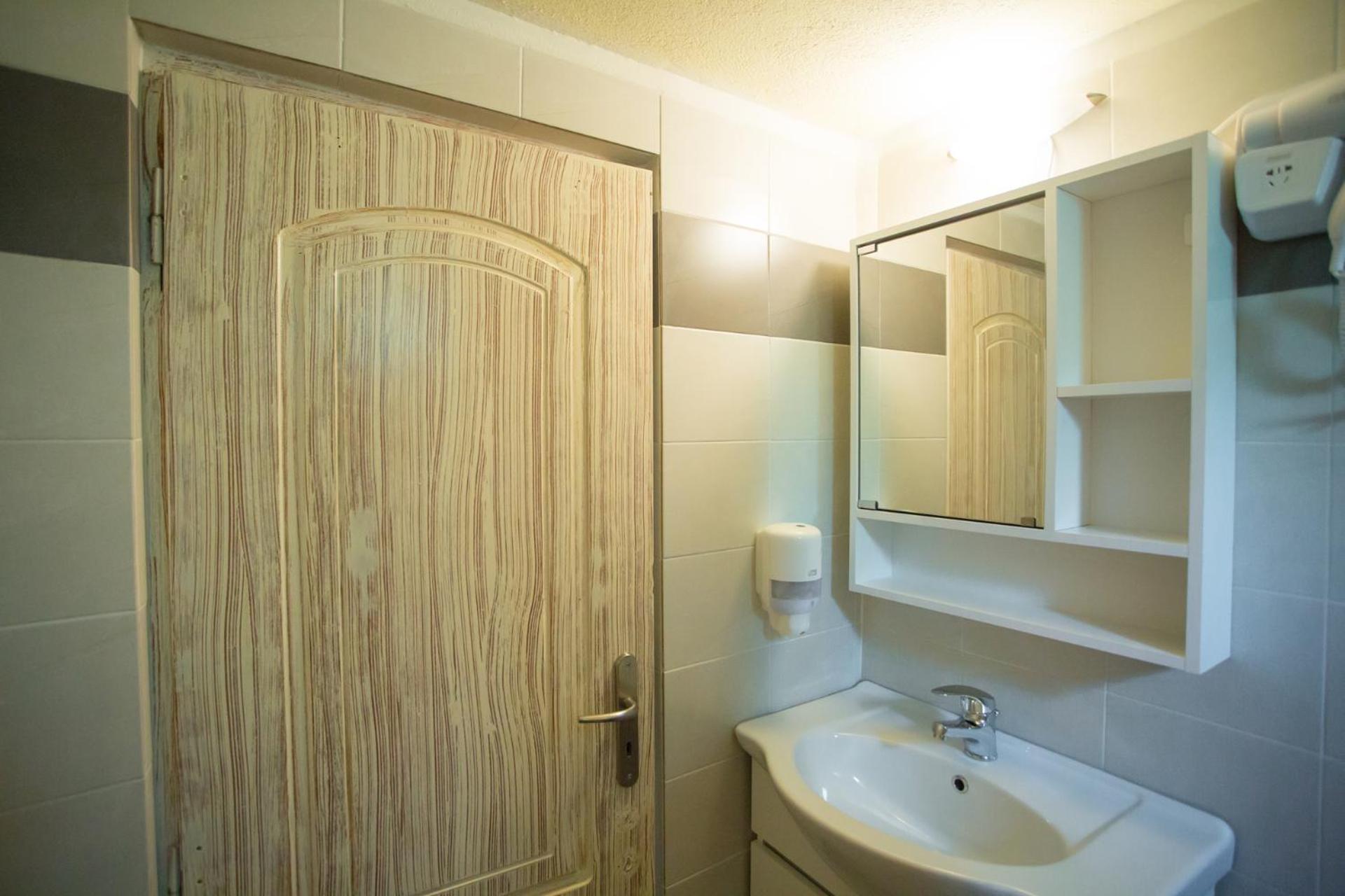 Studio Apartment - Photo 8