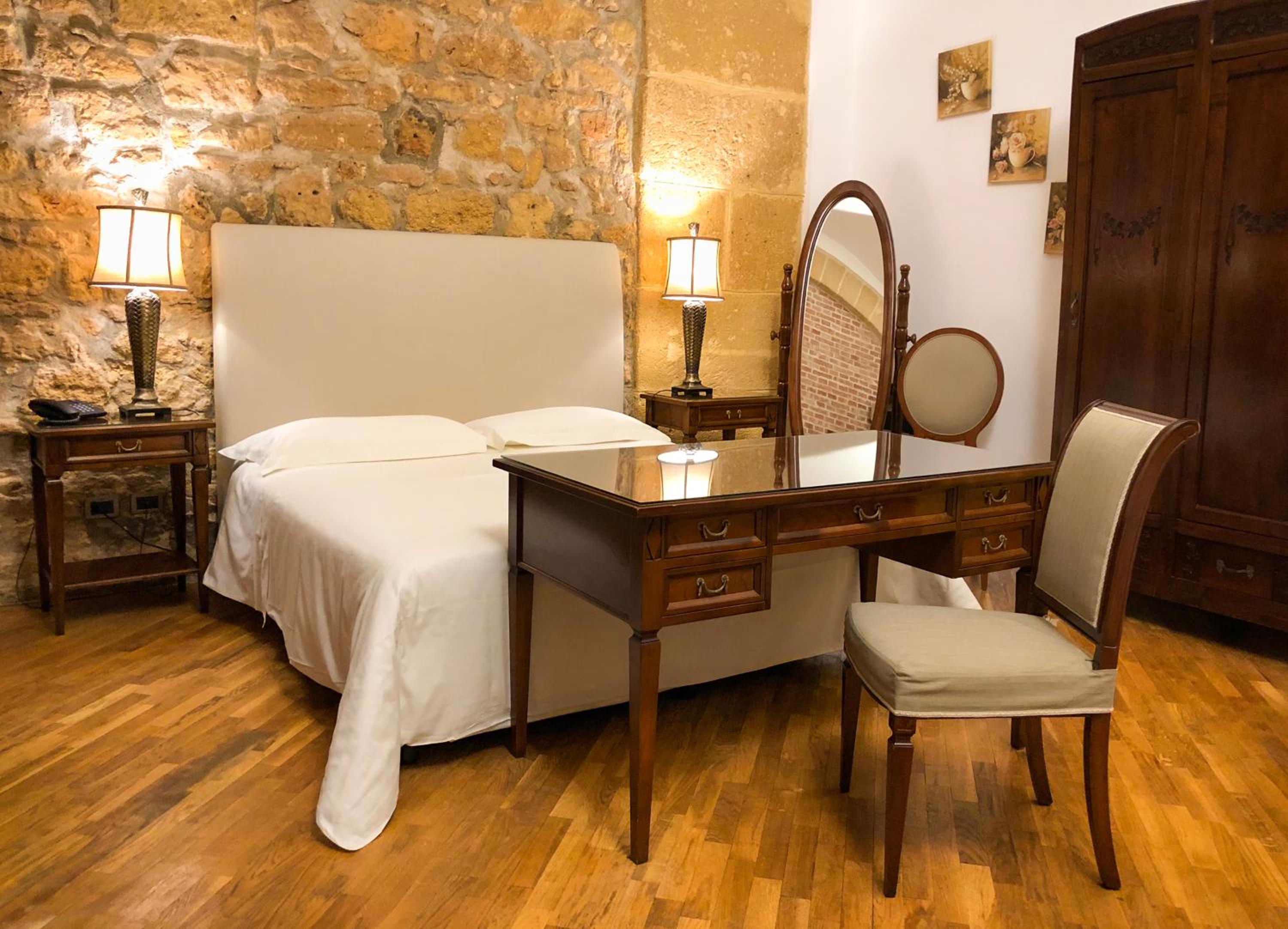 Deluxe Room - Photo 1