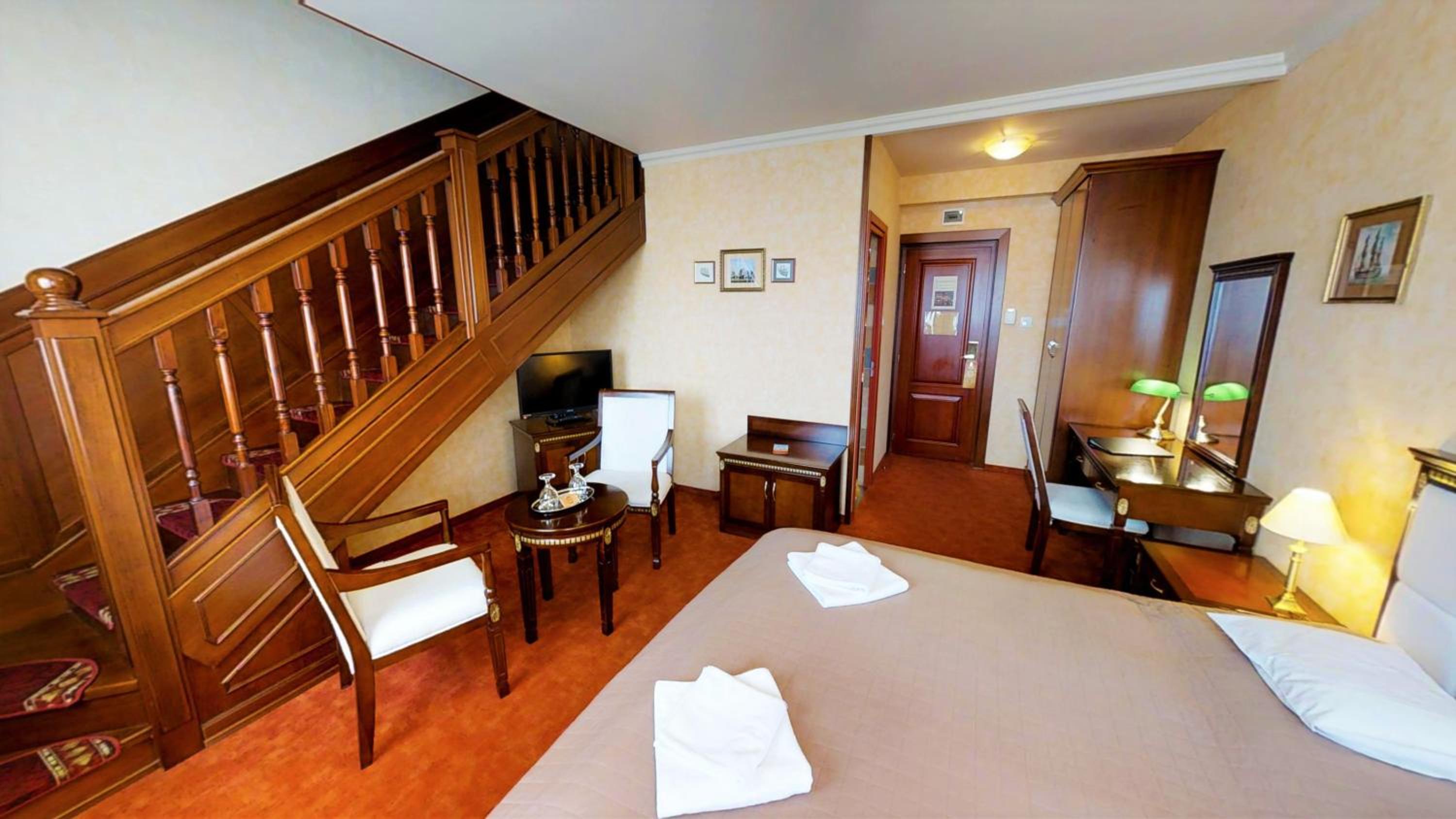 Deluxe Family Room - Photo 2
