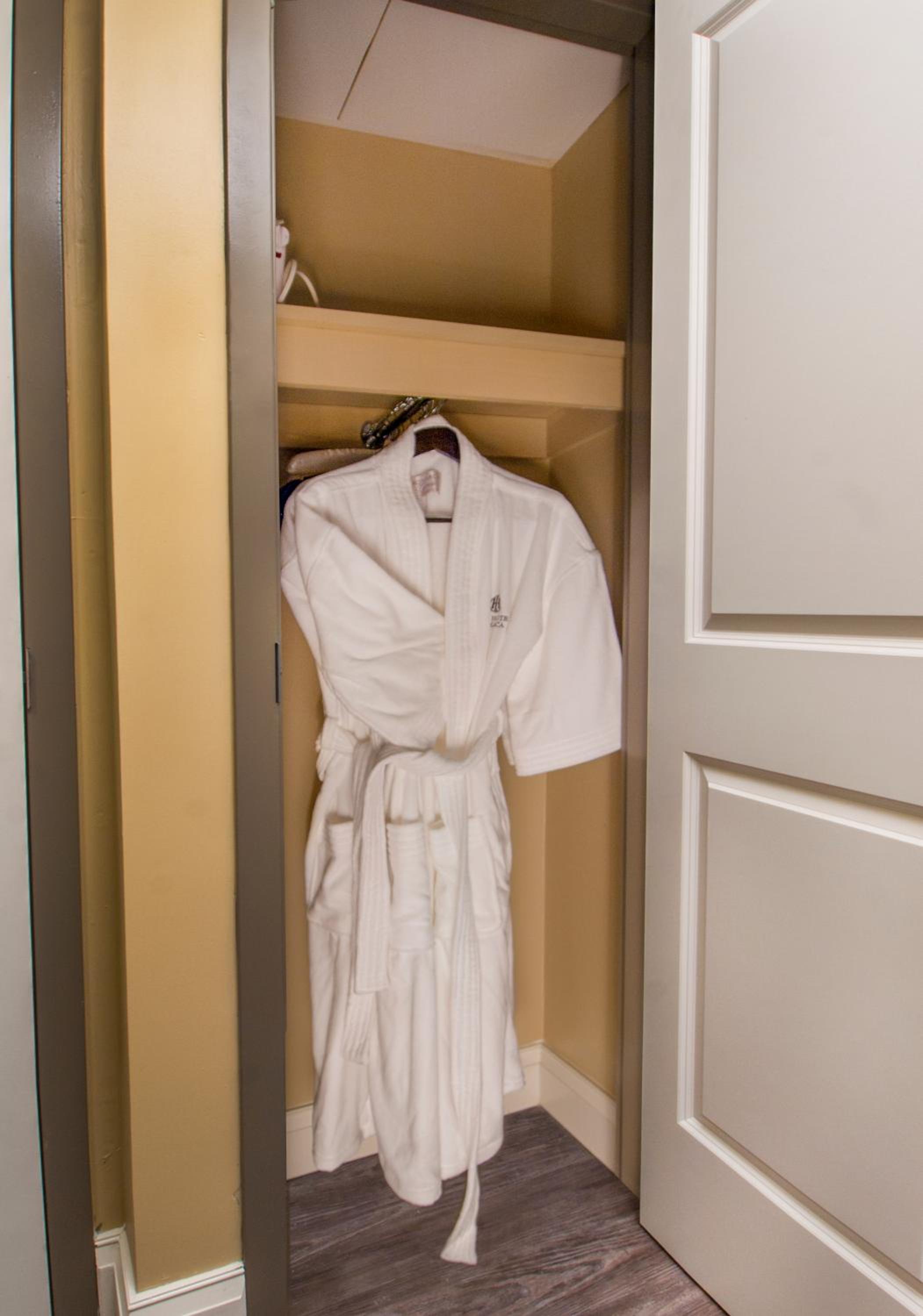 Queen Room with Two Queen Beds - Photo 4