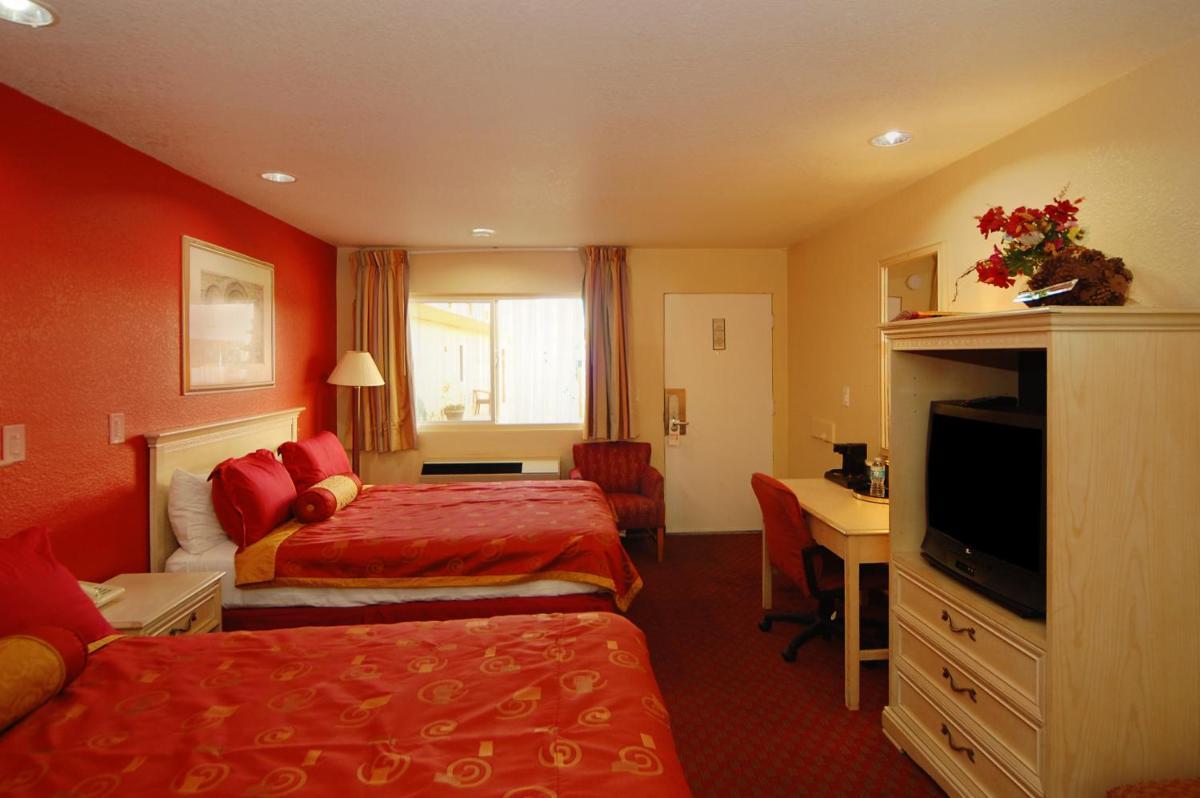 Queen Room with Two Queen Beds - Non-Smoking photo 3