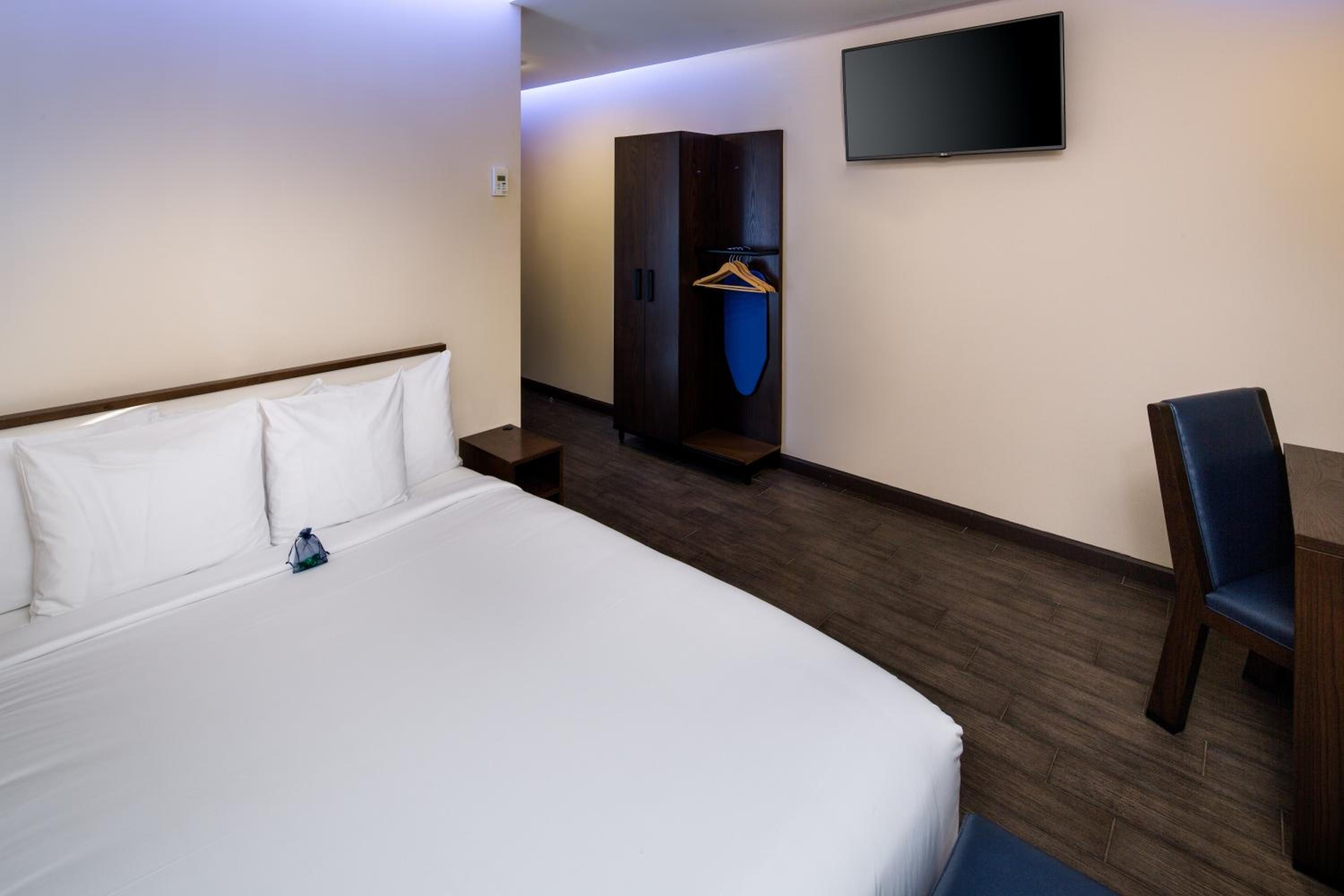 Queen Room - Disability Access photo 1